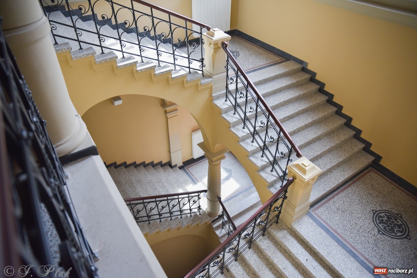 Zdjęcie w galerii na portalu naszraciborz.pl: Gmach sądu krajowego w Raciborzu. Zobaczcie odnowione wnętrza [FOTO] wiadomości z regionu