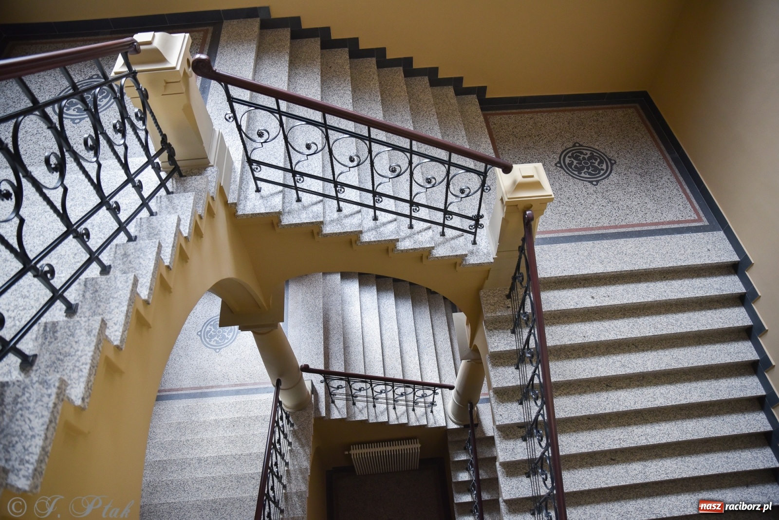 Zdjęcie w galerii na portalu naszraciborz.pl: Gmach sądu krajowego w Raciborzu. Zobaczcie odnowione wnętrza [FOTO] wiadomości z regionu