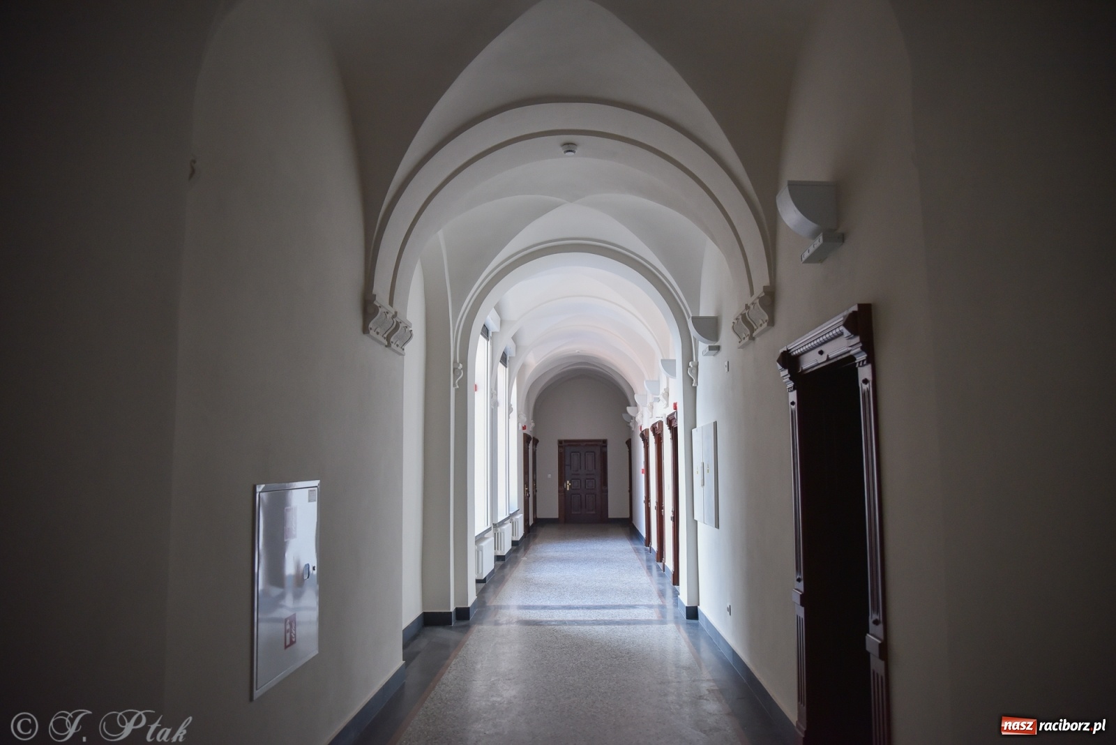 Zdjęcie w galerii na portalu naszraciborz.pl: Gmach sądu krajowego w Raciborzu. Zobaczcie odnowione wnętrza [FOTO] wiadomości z regionu