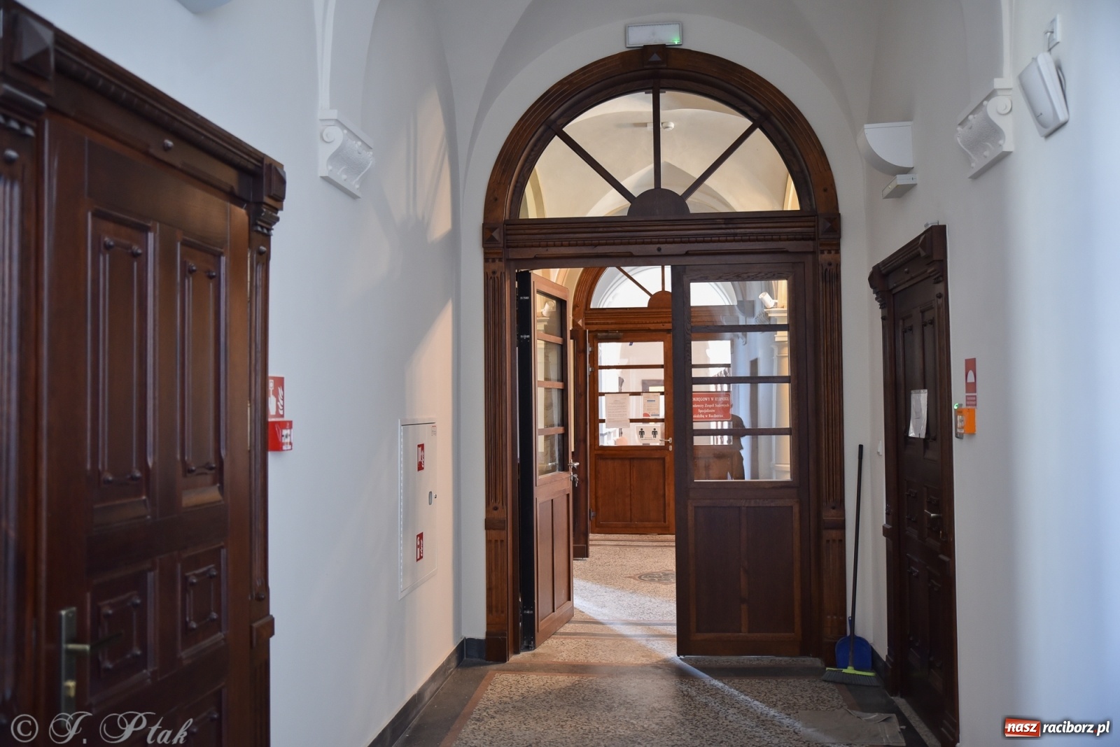 Zdjęcie w galerii na portalu naszraciborz.pl: Gmach sądu krajowego w Raciborzu. Zobaczcie odnowione wnętrza [FOTO] wiadomości z regionu