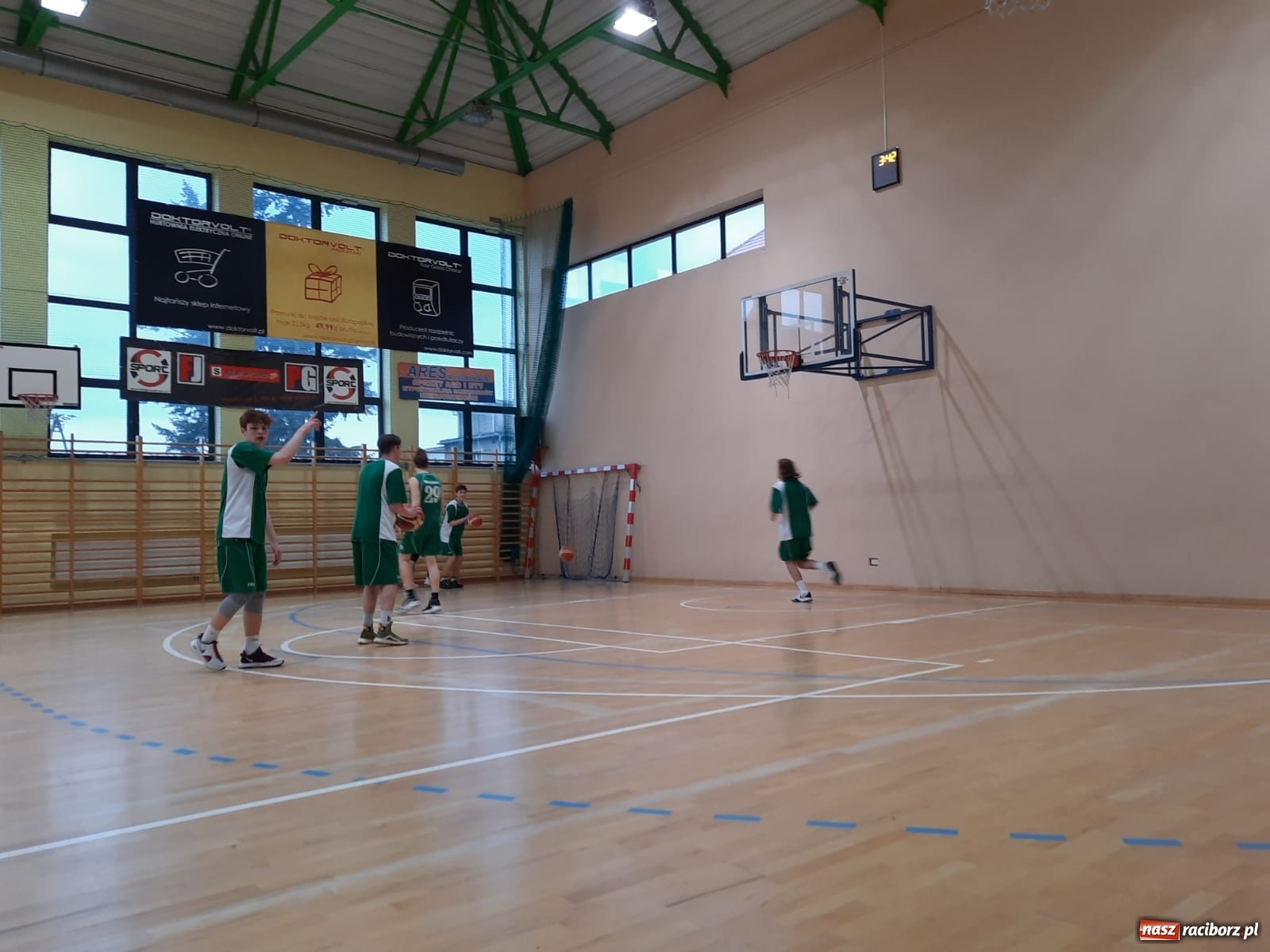 Zdjęcie w galerii na portalu naszraciborz.pl: Wyjazdowa potyczka koszykarzy MiniBasketball Racibórz wiadomości z regionu