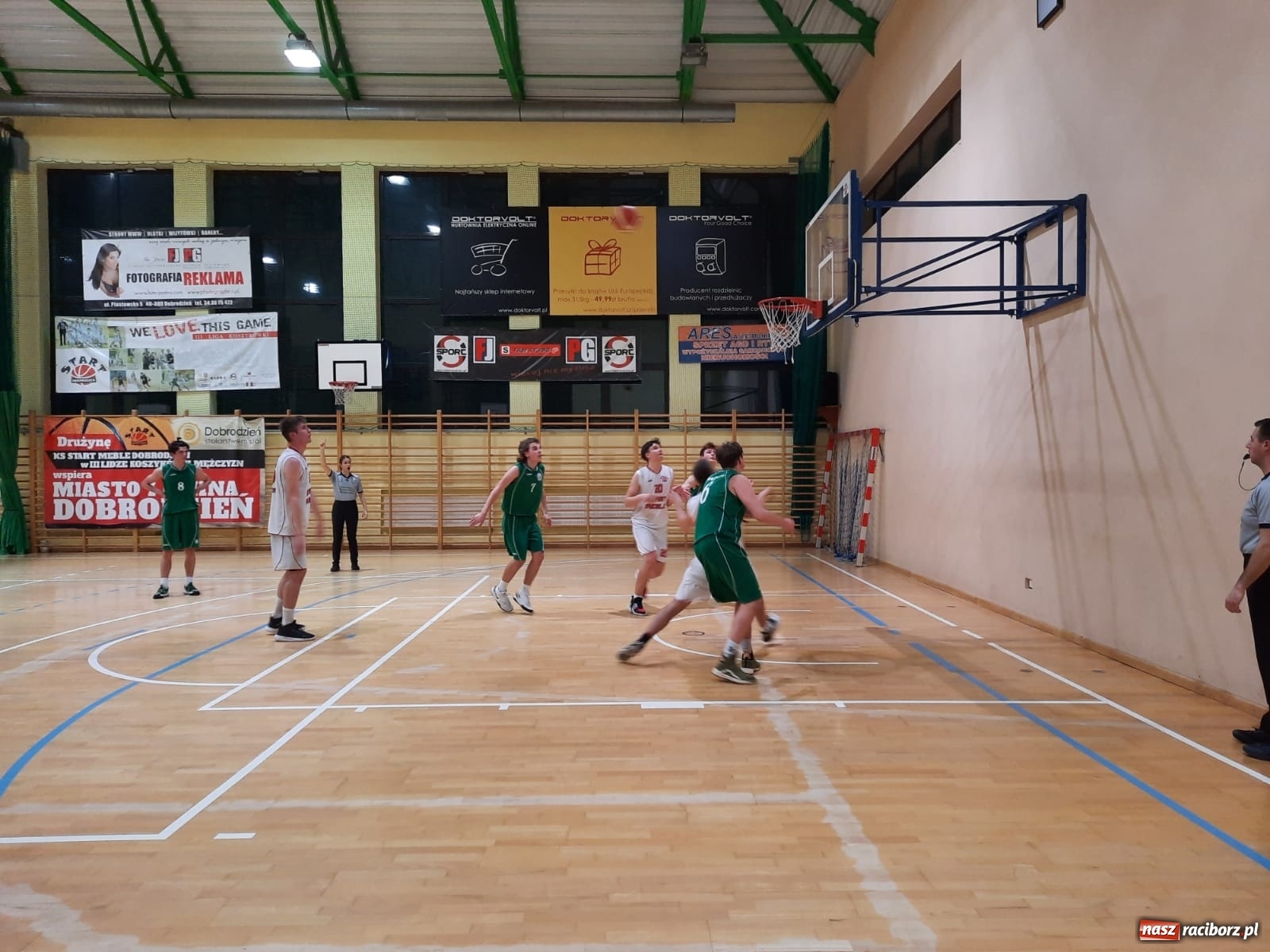 Zdjęcie w galerii na portalu naszraciborz.pl: Wyjazdowa potyczka koszykarzy MiniBasketball Racibórz wiadomości z regionu