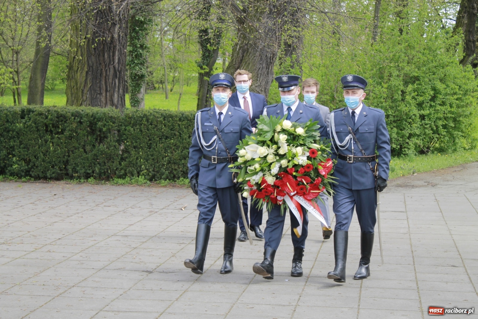 Zdjęcie w galerii na portalu naszraciborz.pl: Delegacje pod Pomnikiem Powstańców Śląskich wiadomości z regionu