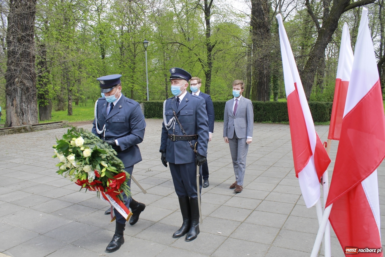 Zdjęcie w galerii na portalu naszraciborz.pl: Delegacje pod Pomnikiem Powstańców Śląskich wiadomości z regionu