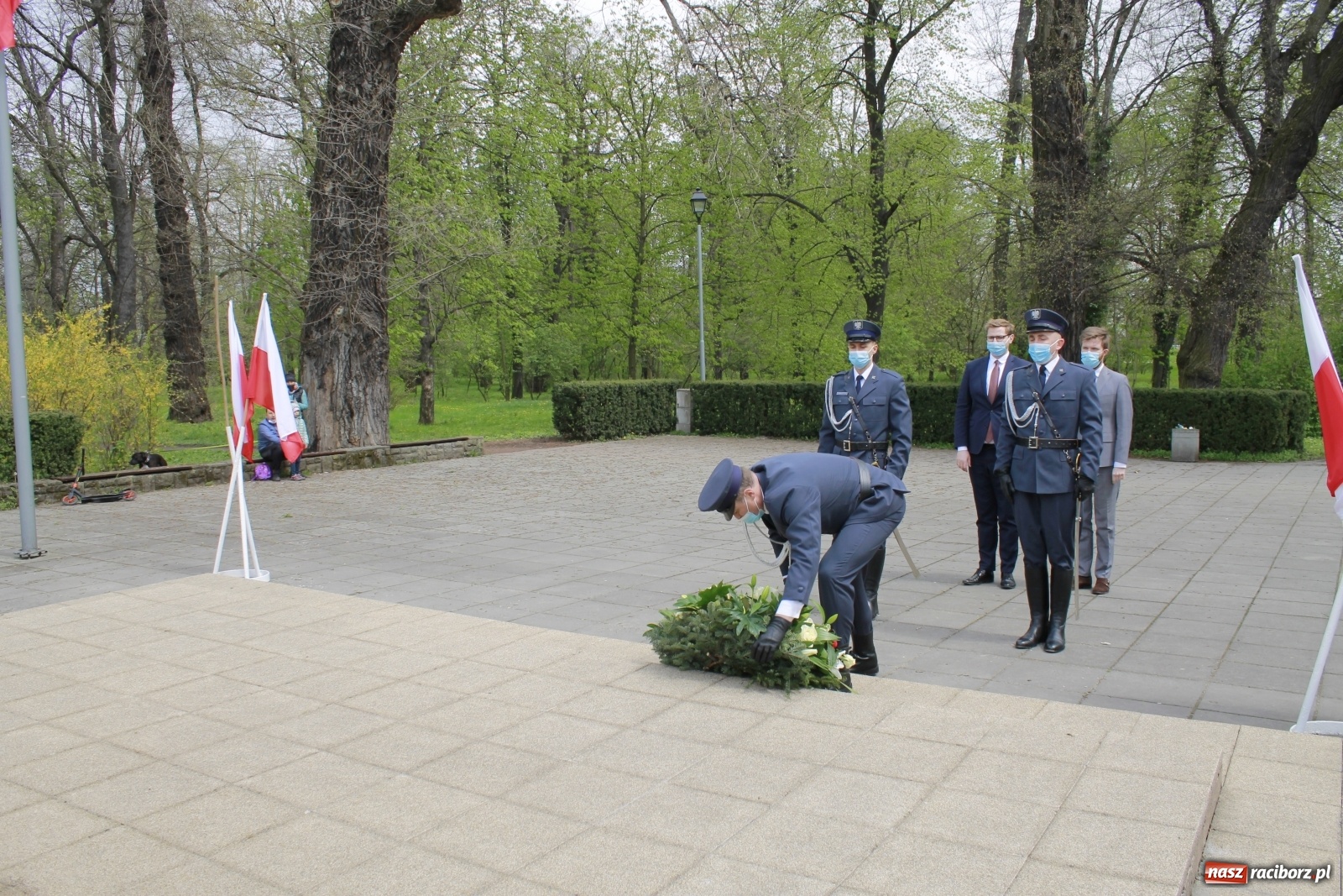 Zdjęcie w galerii na portalu naszraciborz.pl: Delegacje pod Pomnikiem Powstańców Śląskich wiadomości z regionu
