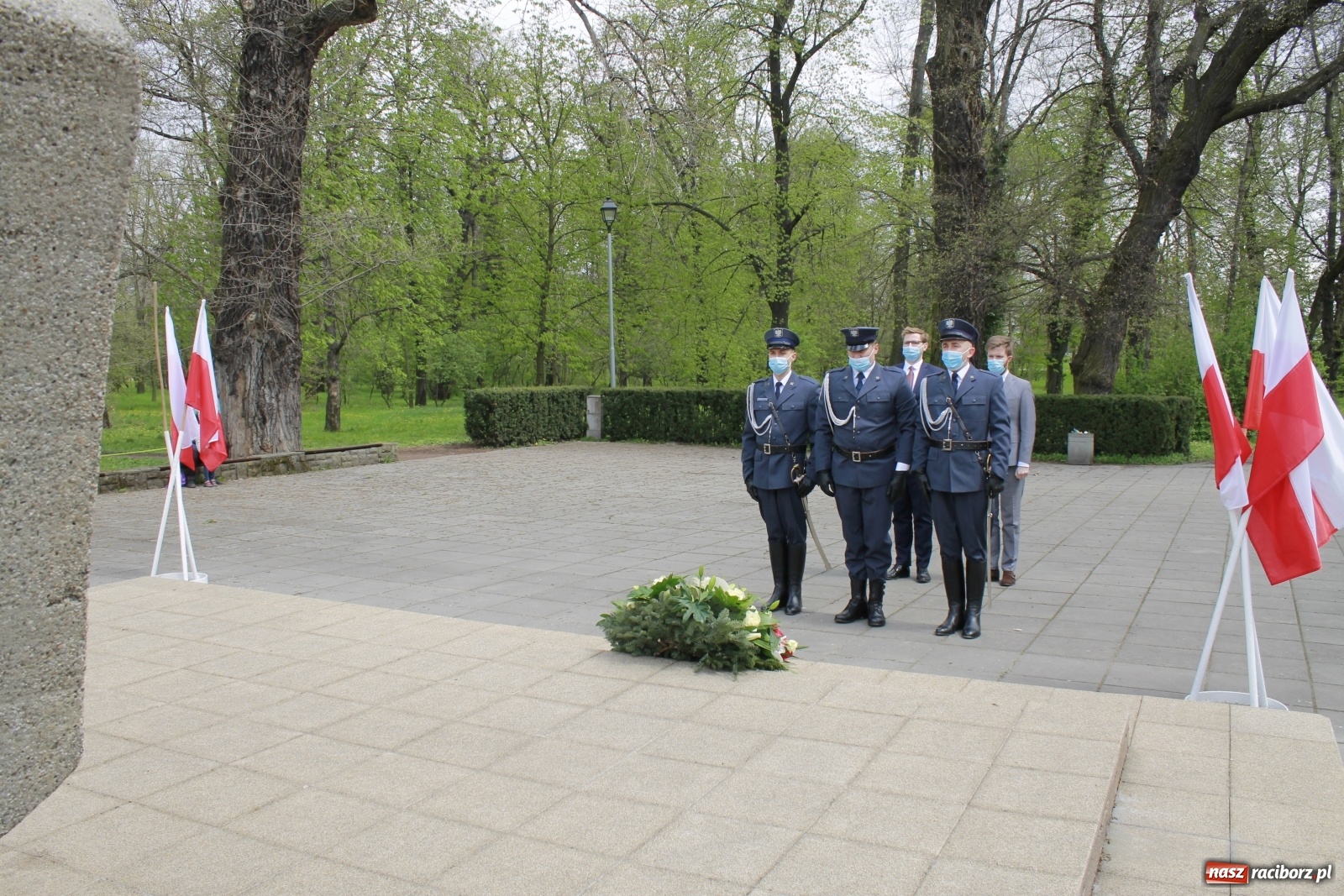 Zdjęcie w galerii na portalu naszraciborz.pl: Delegacje pod Pomnikiem Powstańców Śląskich wiadomości z regionu