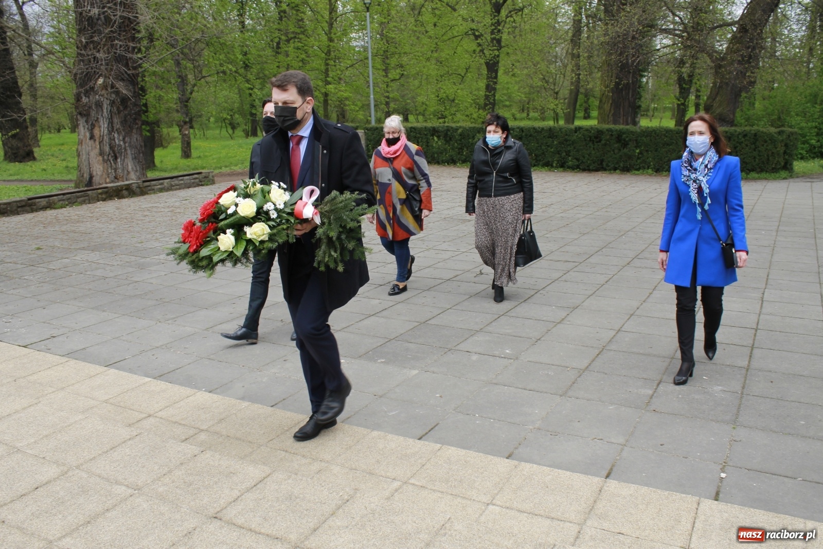 Zdjęcie w galerii na portalu naszraciborz.pl: Delegacje pod Pomnikiem Powstańców Śląskich wiadomości z regionu