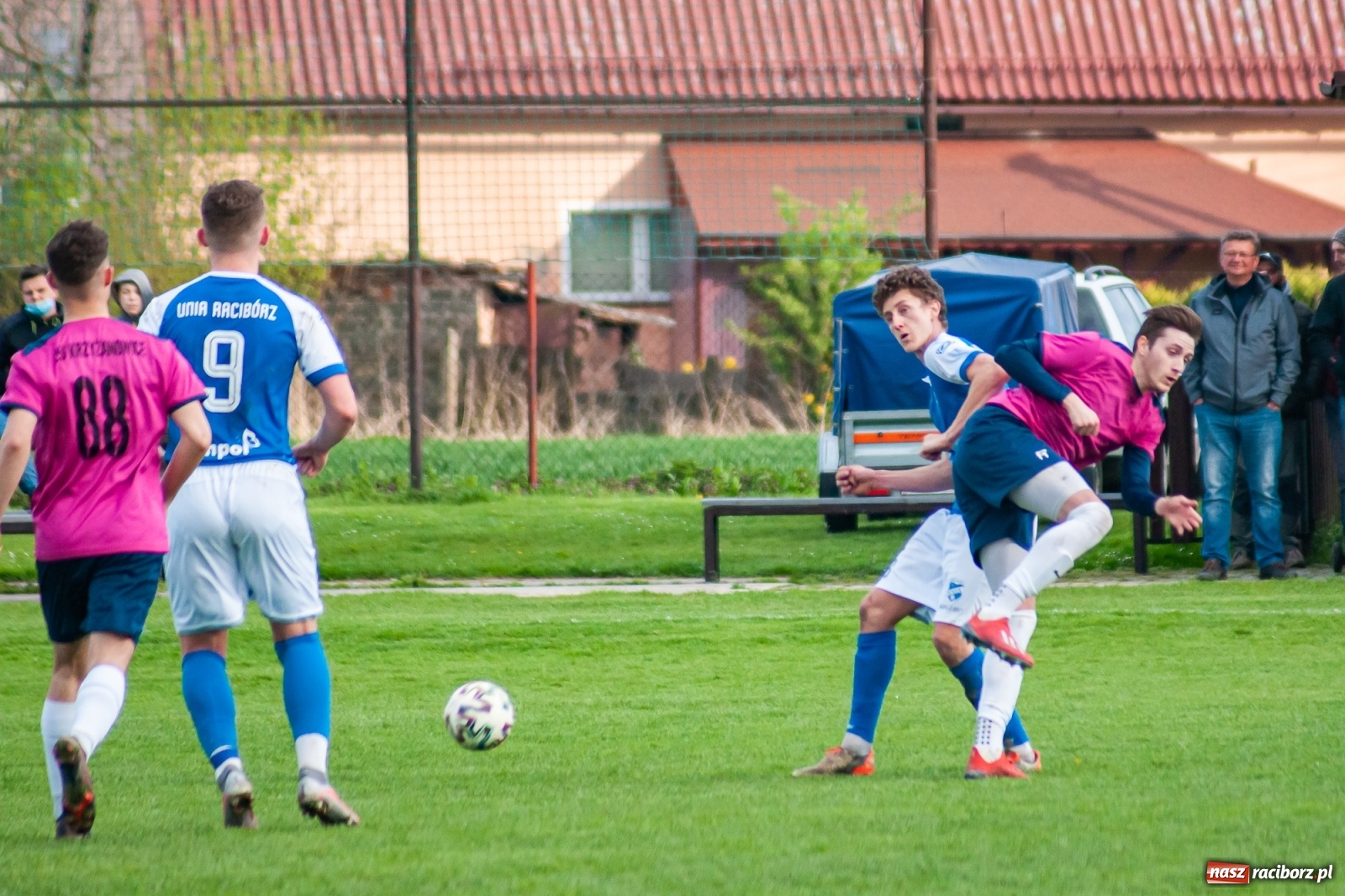 Zdjęcie w galerii na portalu naszraciborz.pl: Unia Racibórz nie potrafi odbić się od dna. Kolejna wygrana Krzyżanowic [FOTO] wiadomości z regionu