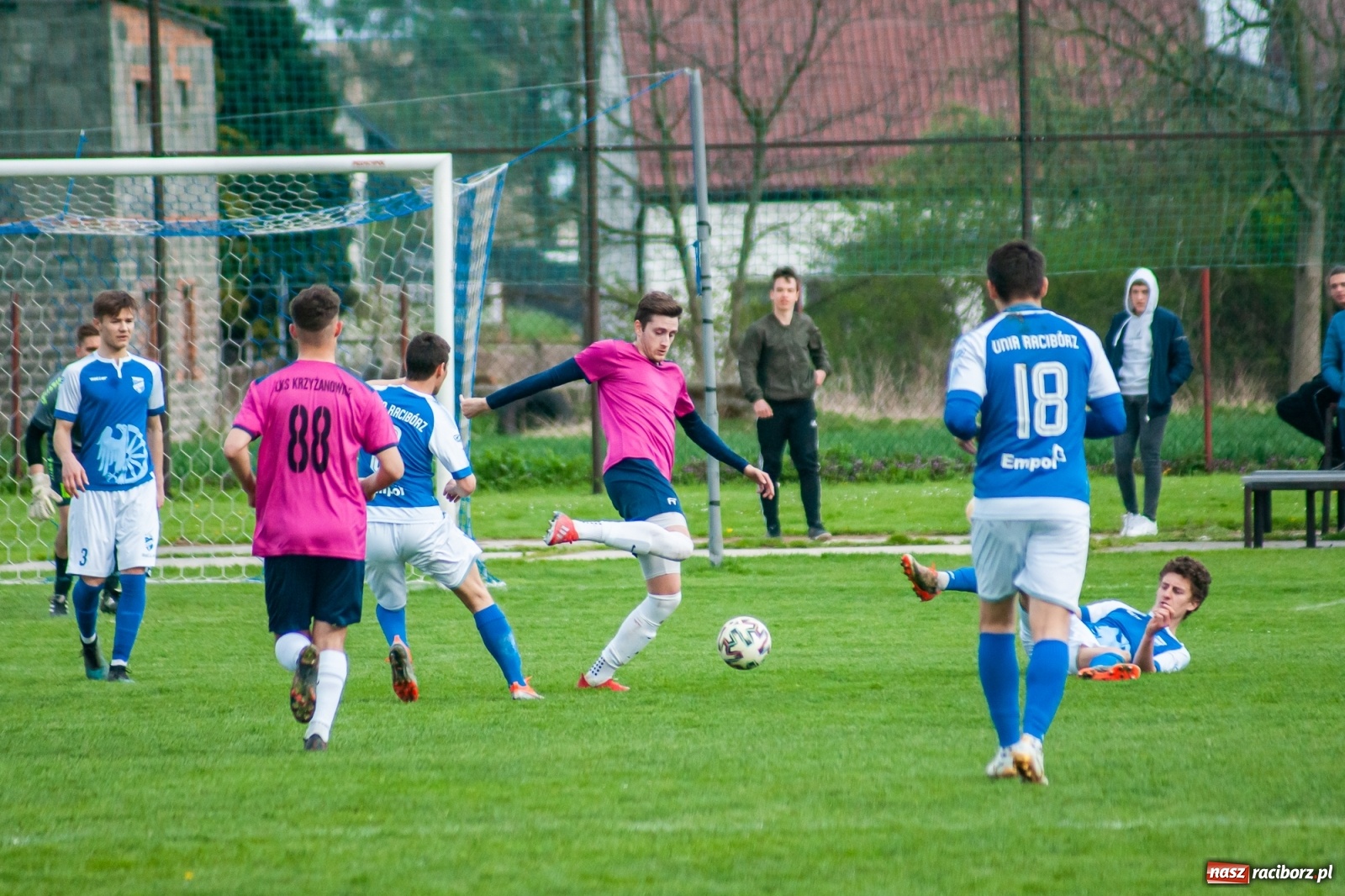 Zdjęcie w galerii na portalu naszraciborz.pl: Unia Racibórz nie potrafi odbić się od dna. Kolejna wygrana Krzyżanowic [FOTO] wiadomości z regionu