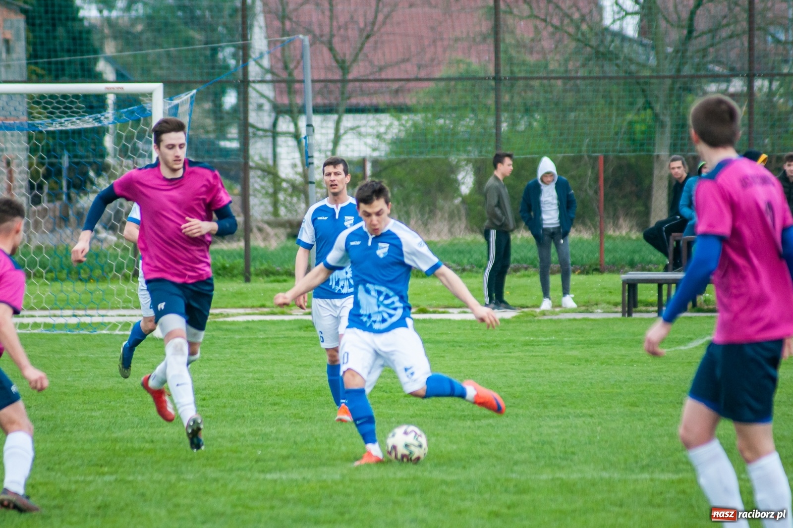 Zdjęcie w galerii na portalu naszraciborz.pl: Unia Racibórz nie potrafi odbić się od dna. Kolejna wygrana Krzyżanowic [FOTO] wiadomości z regionu