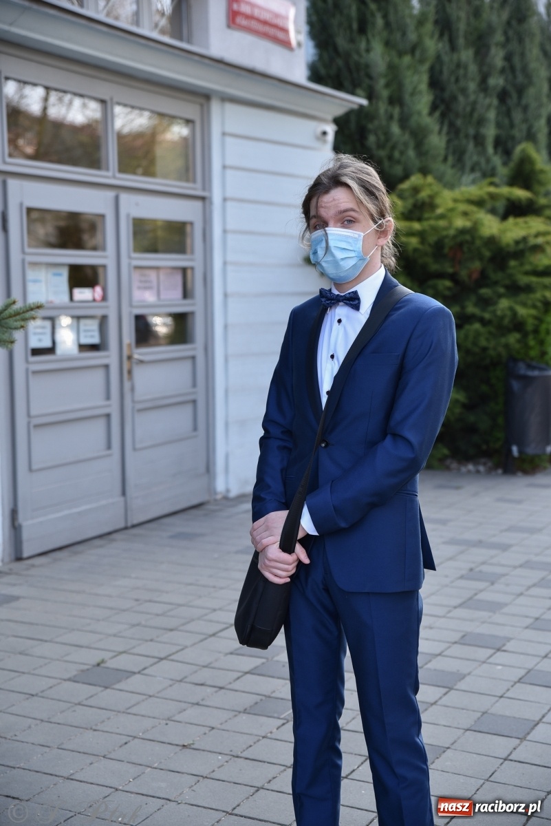 Zdjęcie w galerii na portalu naszraciborz.pl: Ruszyły matury 2021. Lalka i Ziemia Obiecana z języka polskiego wiadomości z regionu