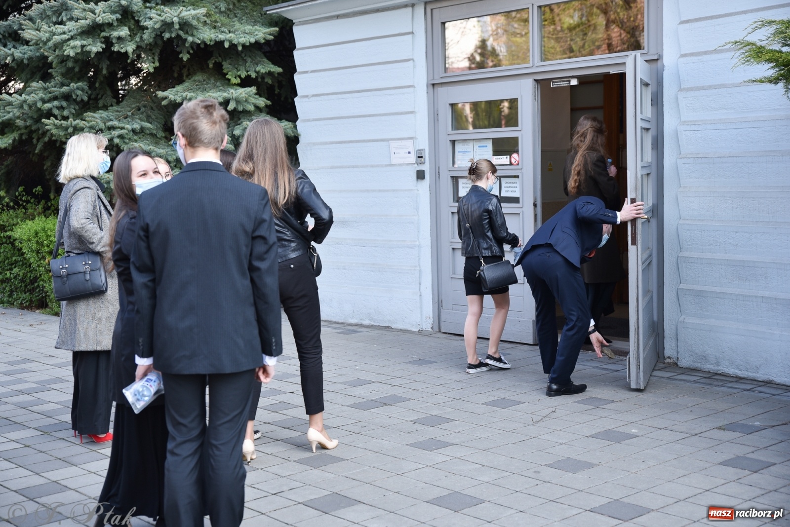 Zdjęcie w galerii na portalu naszraciborz.pl: Ruszyły matury 2021. Lalka i Ziemia Obiecana z języka polskiego wiadomości z regionu