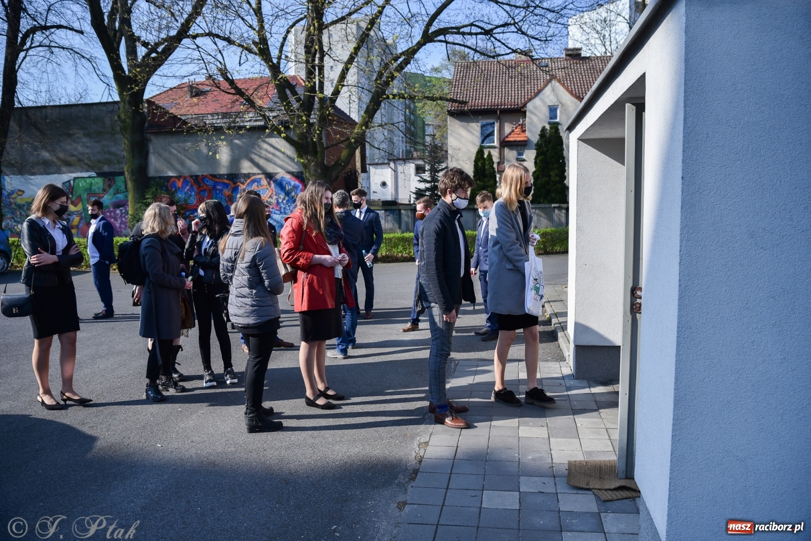 Zdjęcie w galerii na portalu naszraciborz.pl: Ruszyły matury 2021. Lalka i Ziemia Obiecana z języka polskiego wiadomości z regionu