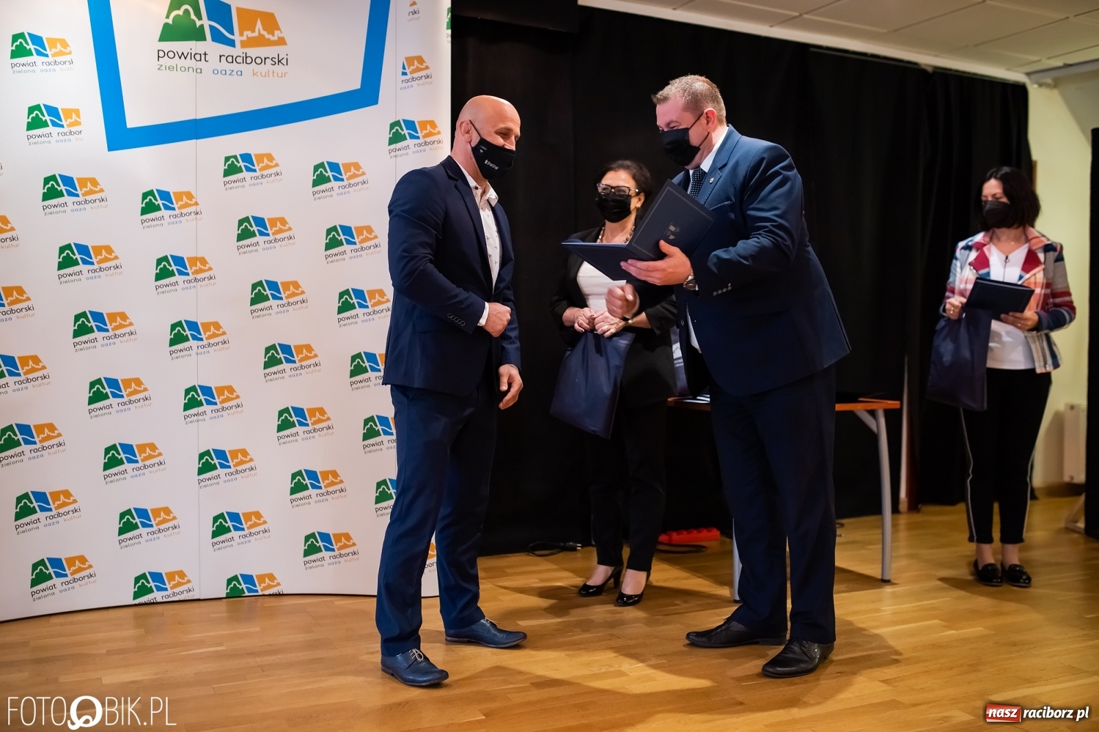 Zdjęcie w galerii na portalu naszraciborz.pl: Starosta wręczył na zamku nagrody dla działaczy i trenerów wiadomości z regionu