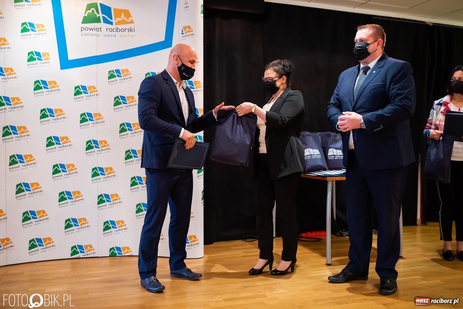 Zdjęcie w galerii na portalu naszraciborz.pl: Starosta wręczył na zamku nagrody dla działaczy i trenerów wiadomości z regionu