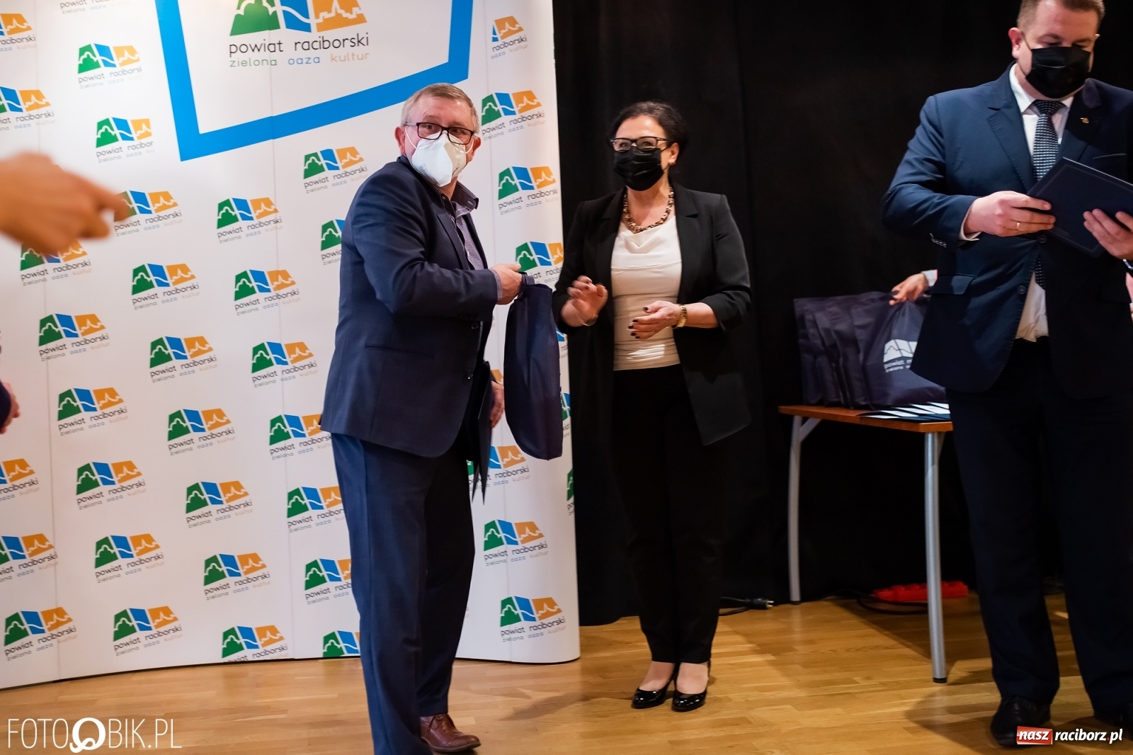 Zdjęcie w galerii na portalu naszraciborz.pl: Starosta wręczył na zamku nagrody dla działaczy i trenerów wiadomości z regionu