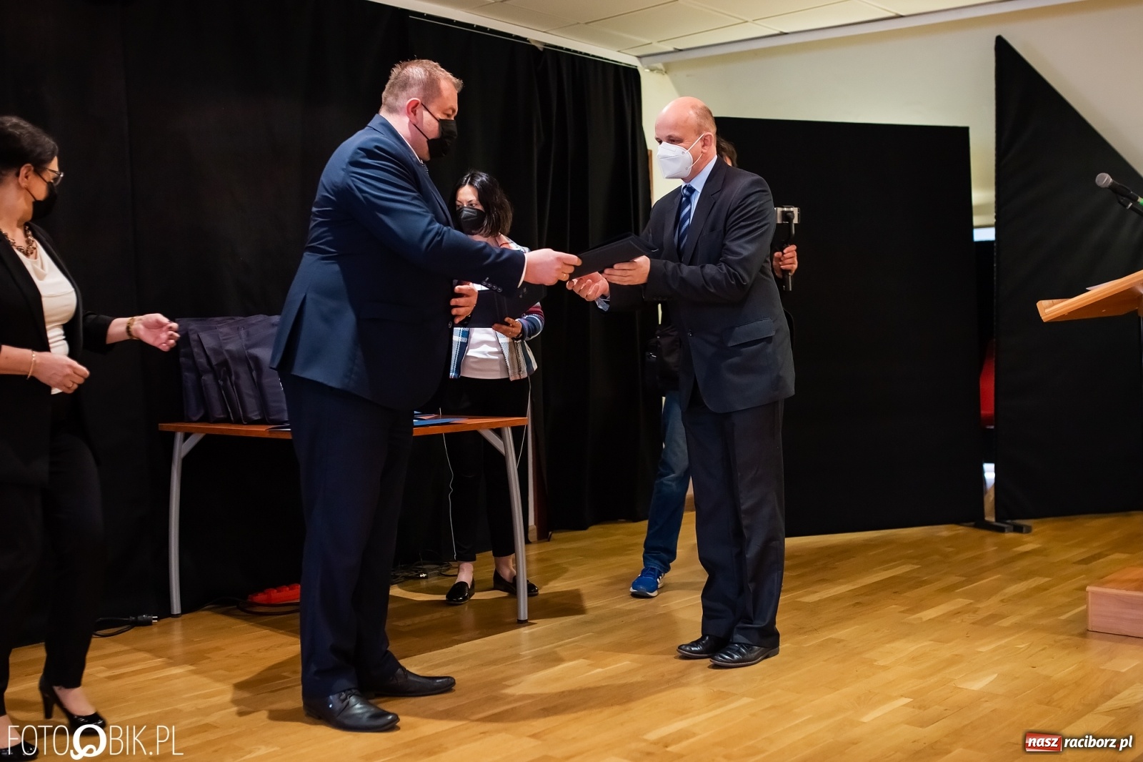 Zdjęcie w galerii na portalu naszraciborz.pl: Starosta wręczył na zamku nagrody dla działaczy i trenerów wiadomości z regionu