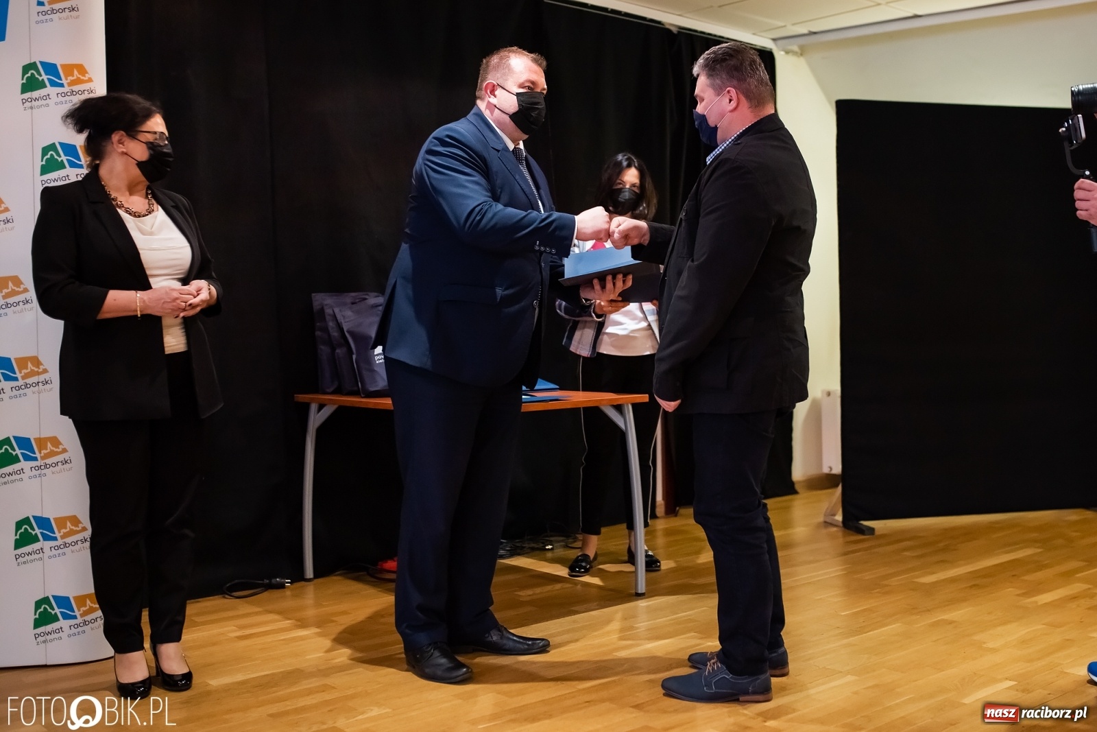 Zdjęcie w galerii na portalu naszraciborz.pl: Starosta wręczył na zamku nagrody dla działaczy i trenerów wiadomości z regionu