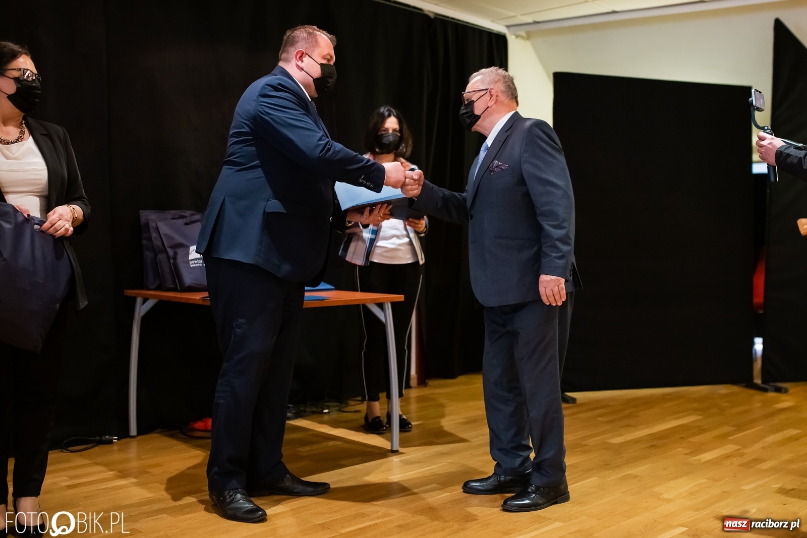 Zdjęcie w galerii na portalu naszraciborz.pl: Starosta wręczył na zamku nagrody dla działaczy i trenerów wiadomości z regionu