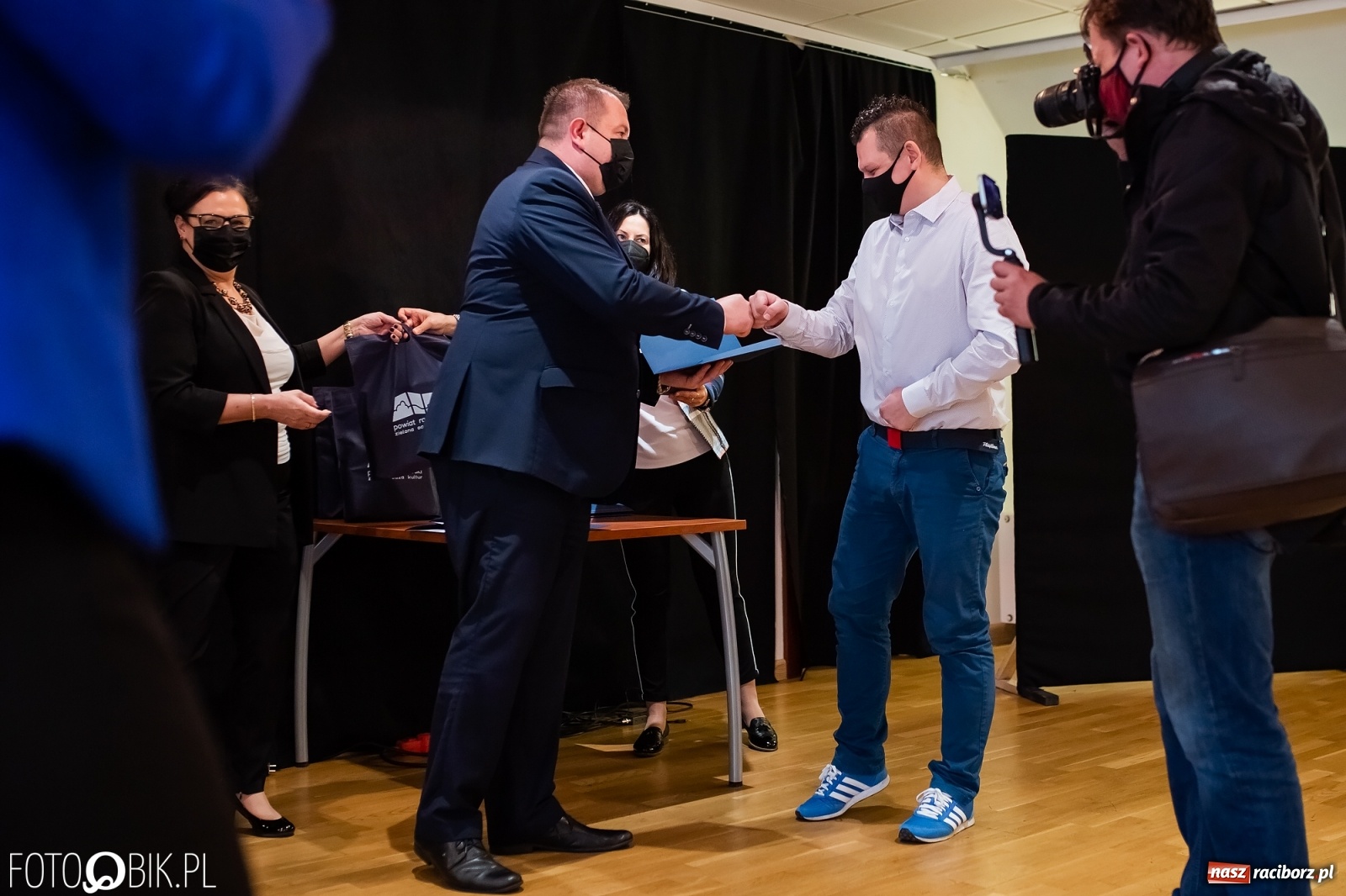 Zdjęcie w galerii na portalu naszraciborz.pl: Starosta wręczył na zamku nagrody dla działaczy i trenerów wiadomości z regionu