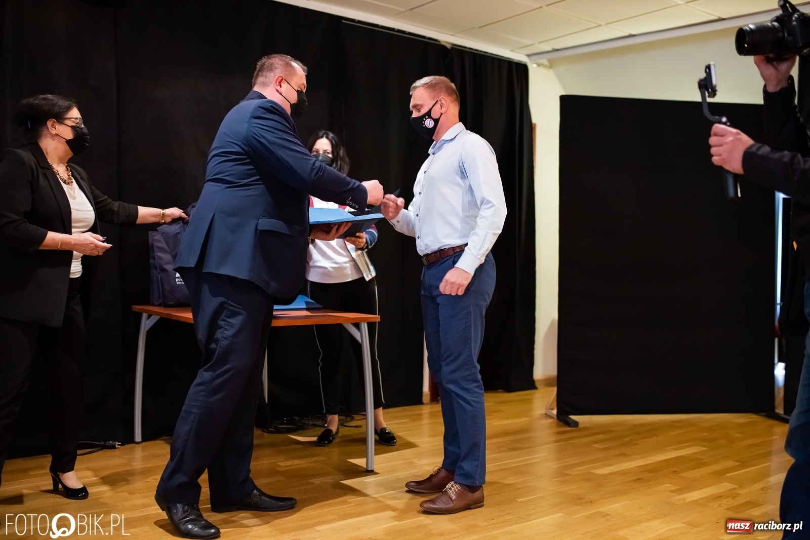 Zdjęcie w galerii na portalu naszraciborz.pl: Starosta wręczył na zamku nagrody dla działaczy i trenerów wiadomości z regionu
