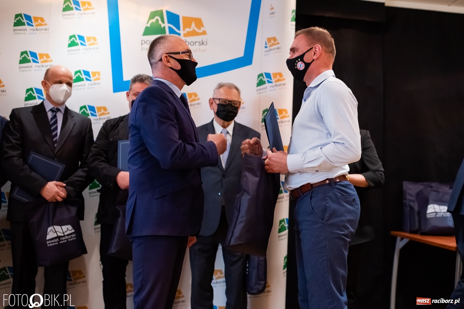 Zdjęcie w galerii na portalu naszraciborz.pl: Starosta wręczył na zamku nagrody dla działaczy i trenerów wiadomości z regionu