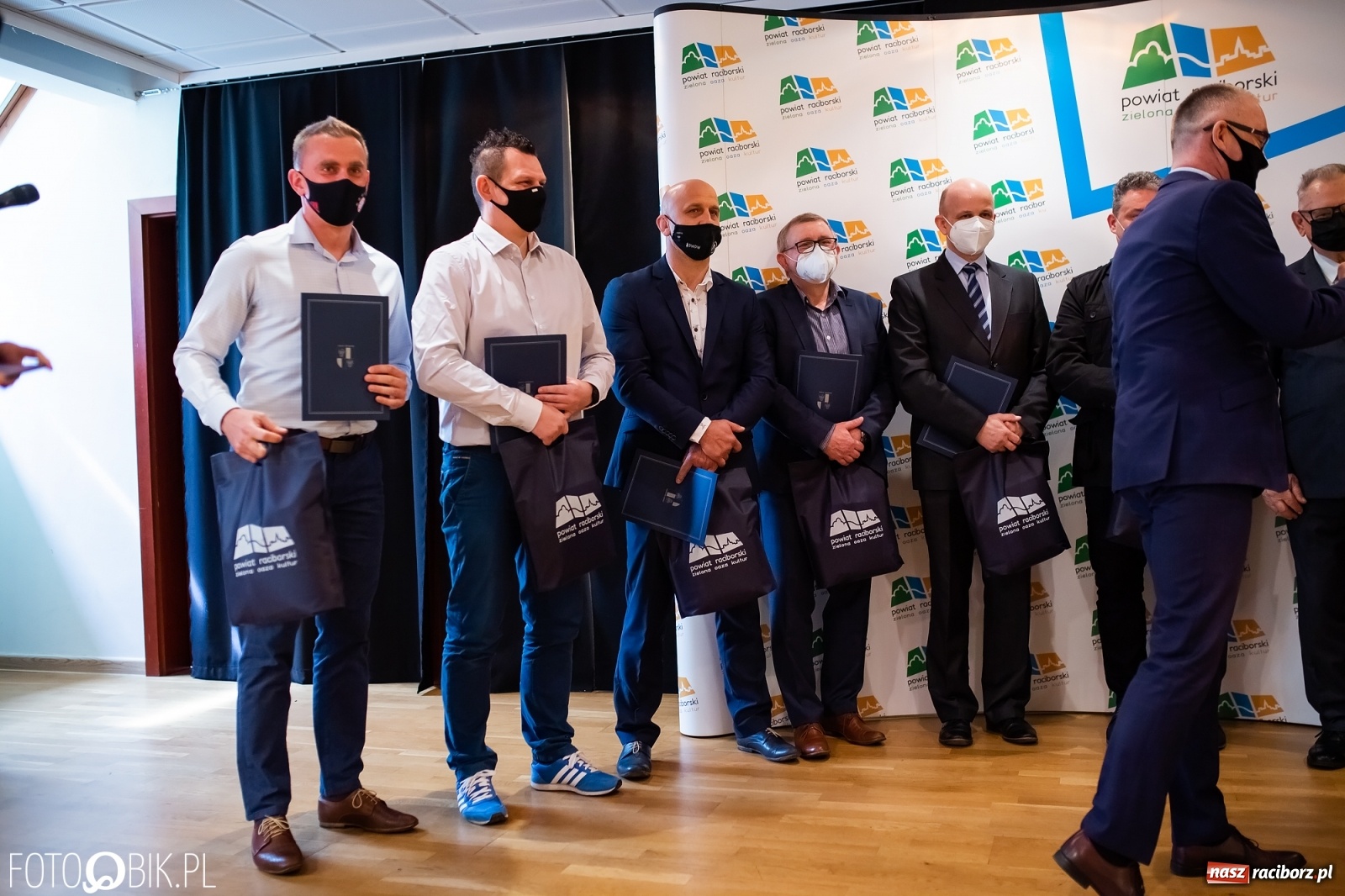 Zdjęcie w galerii na portalu naszraciborz.pl: Starosta wręczył na zamku nagrody dla działaczy i trenerów wiadomości z regionu