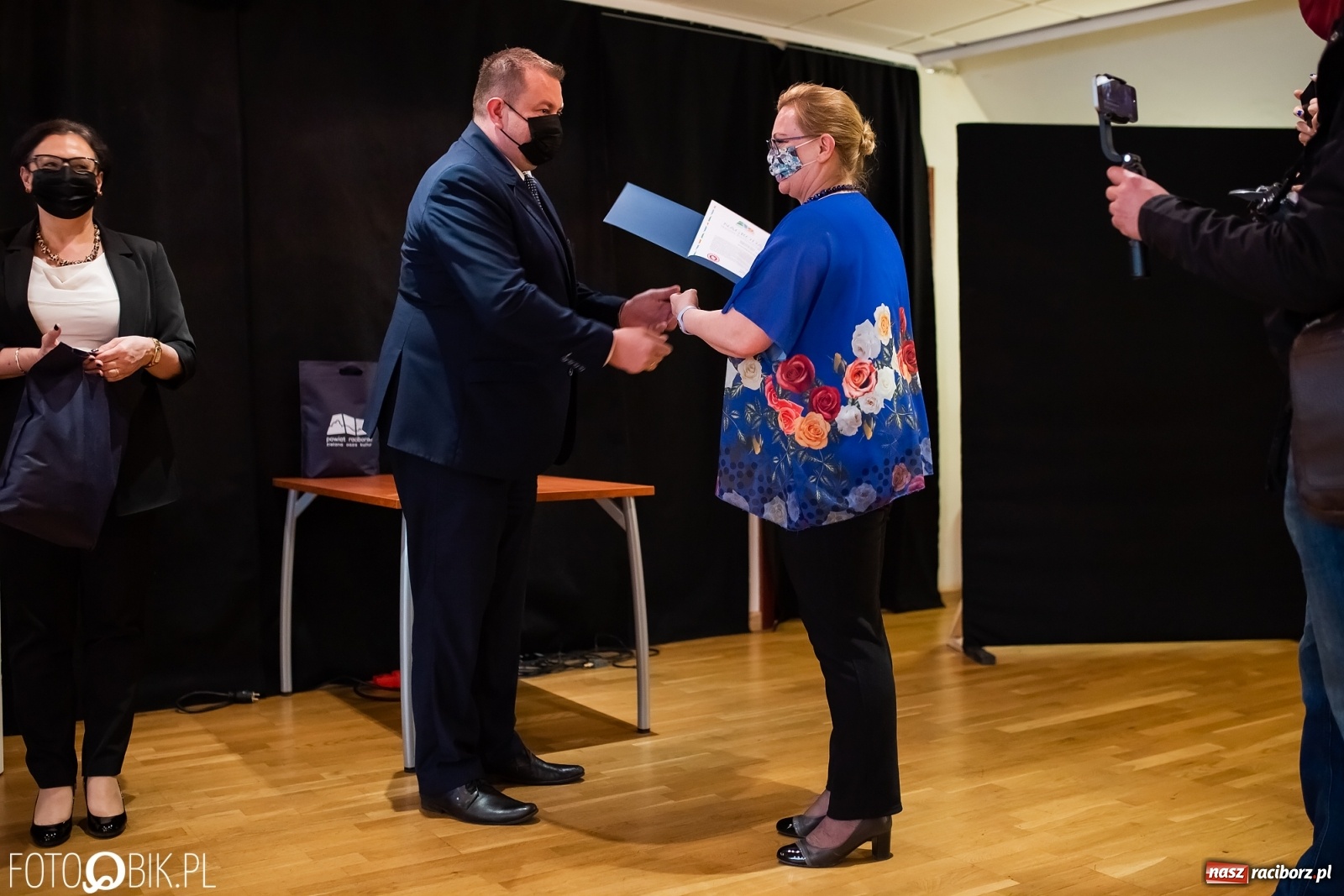 Zdjęcie w galerii na portalu naszraciborz.pl: Starosta wręczył na zamku nagrody dla działaczy i trenerów wiadomości z regionu