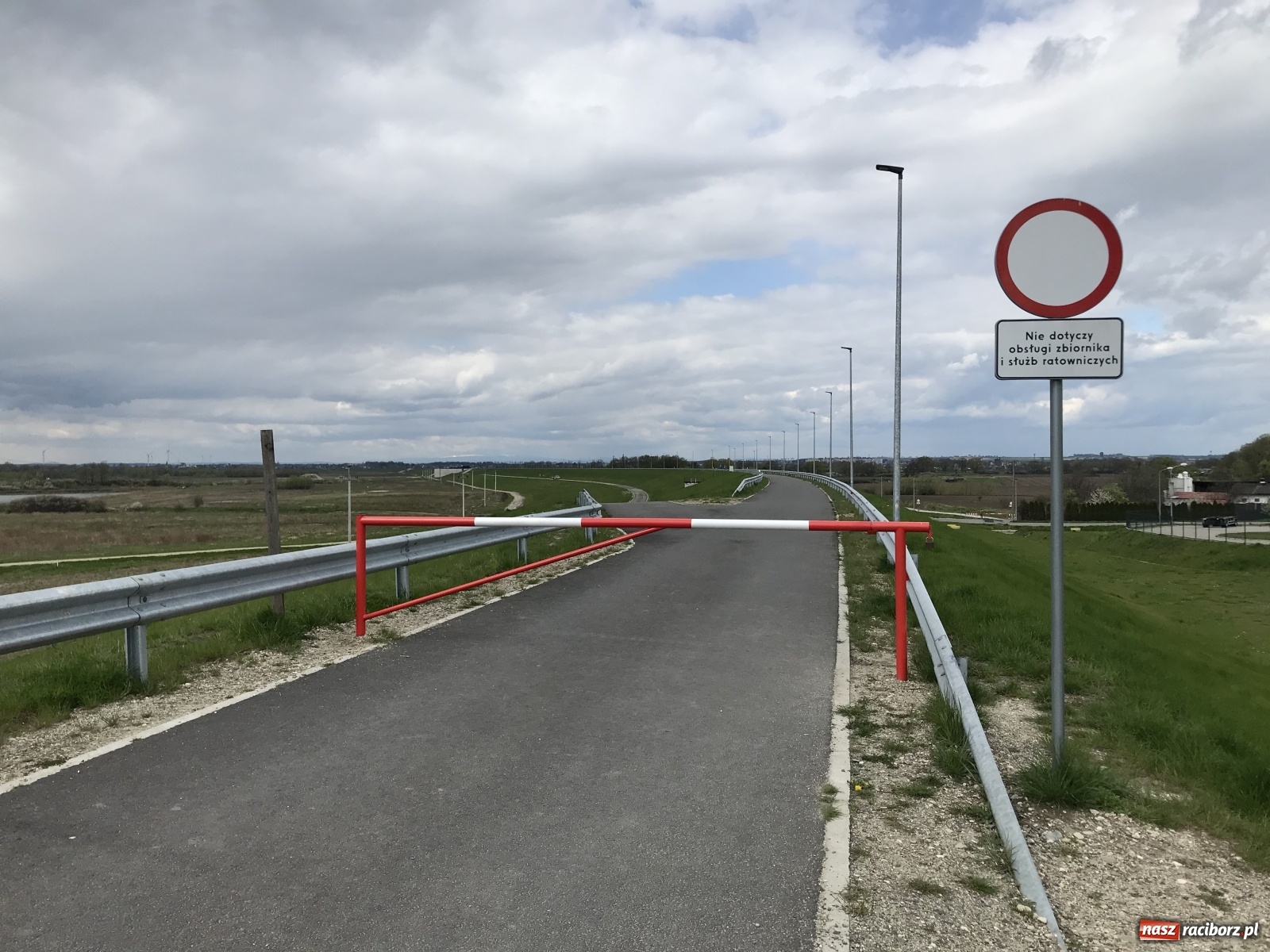 Zdjęcie w galerii na portalu naszraciborz.pl: Od kiedy legalna jazda rowerem po zaporach zbiornika Racibórz? wiadomości z regionu