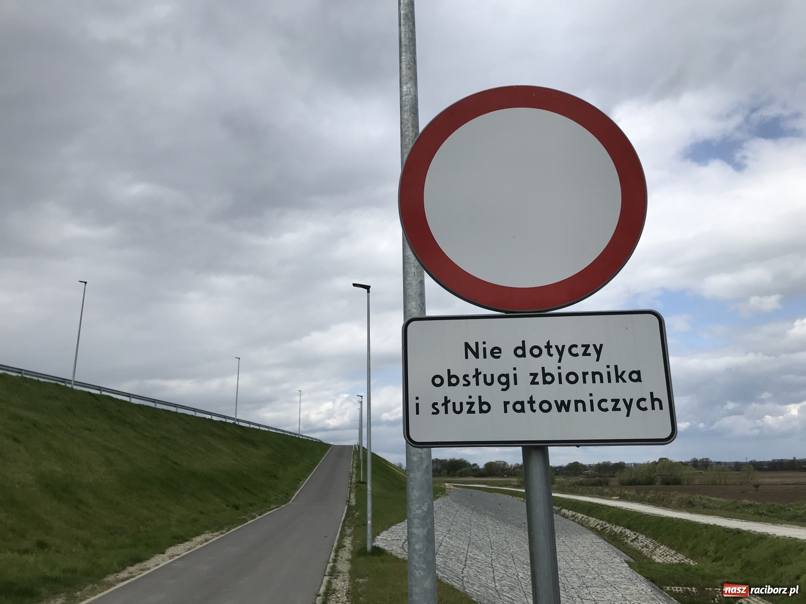 Zdjęcie w galerii na portalu naszraciborz.pl: Od kiedy legalna jazda rowerem po zaporach zbiornika Racibórz? wiadomości z regionu