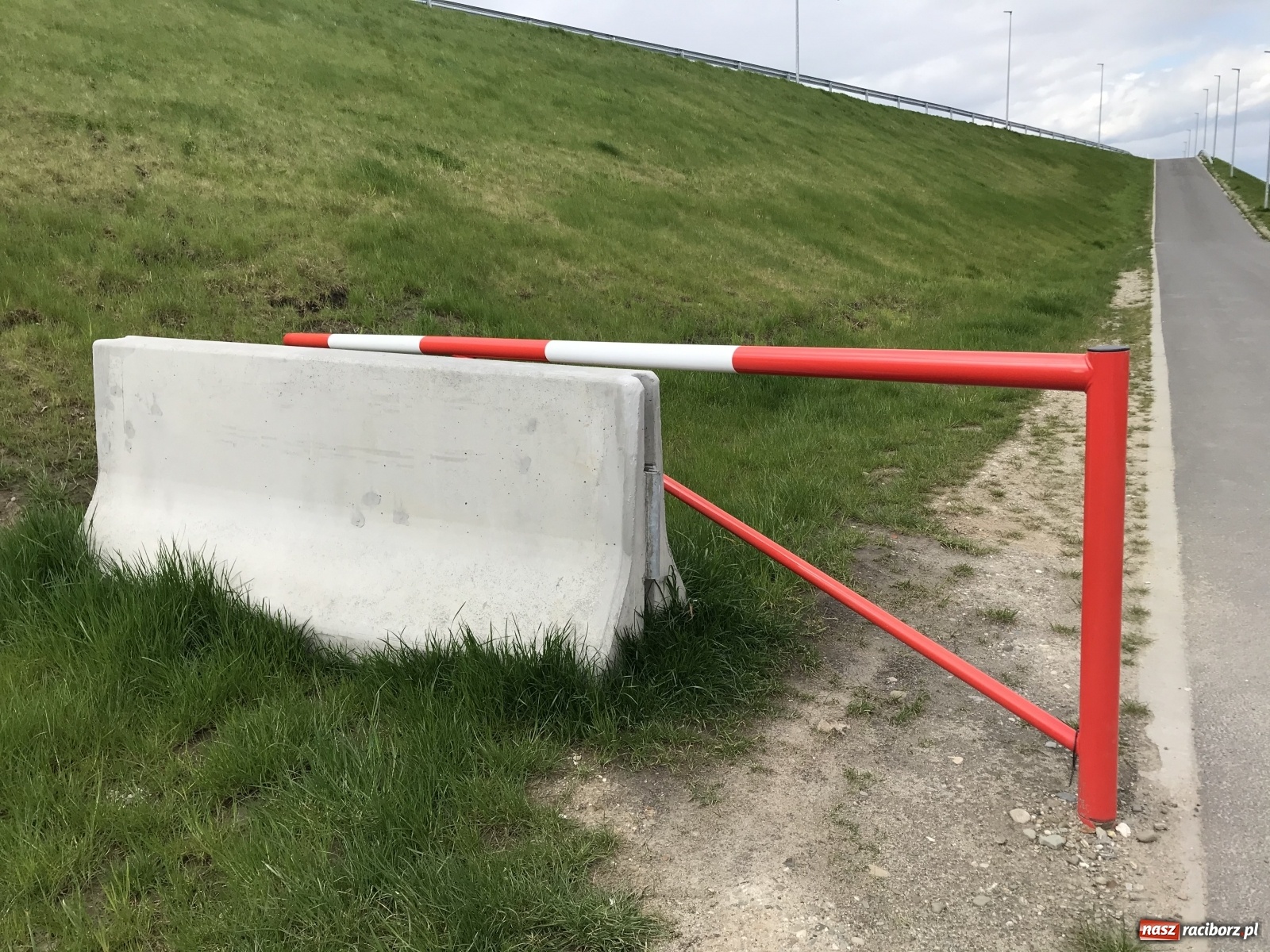 Zdjęcie w galerii na portalu naszraciborz.pl: Od kiedy legalna jazda rowerem po zaporach zbiornika Racibórz? wiadomości z regionu