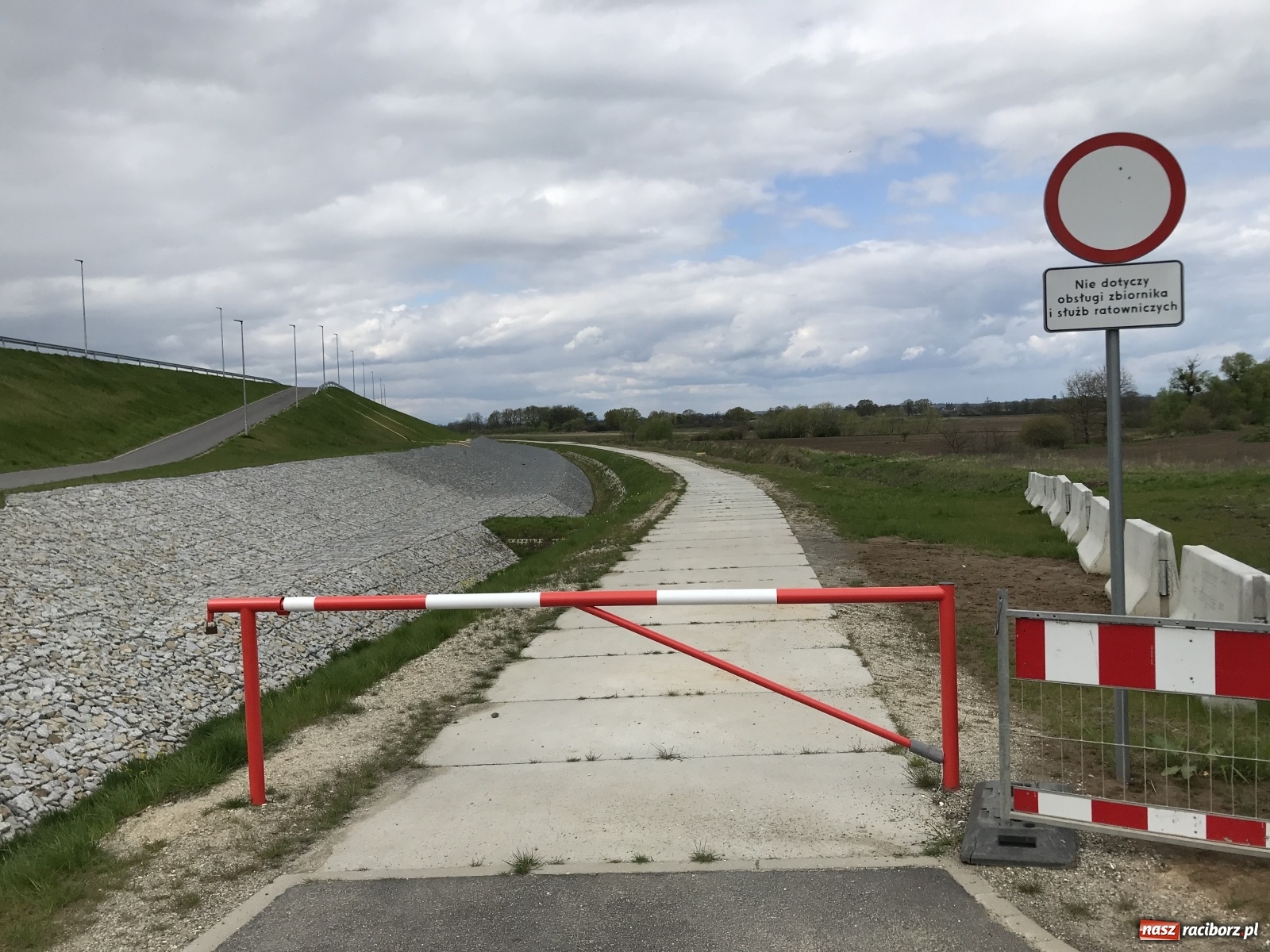 Zdjęcie w galerii na portalu naszraciborz.pl: Od kiedy legalna jazda rowerem po zaporach zbiornika Racibórz? wiadomości z regionu