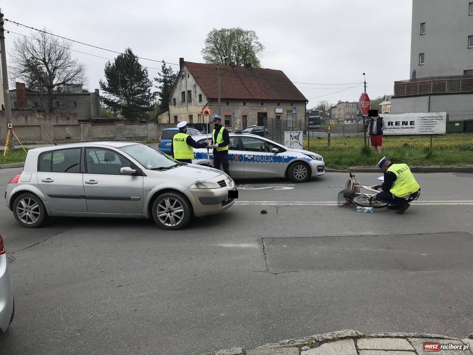 Zdjęcie w galerii na portalu naszraciborz.pl: Wypadek na Rudzkiej. 62-letnia rowerzystka w szpitalu wiadomości z regionu