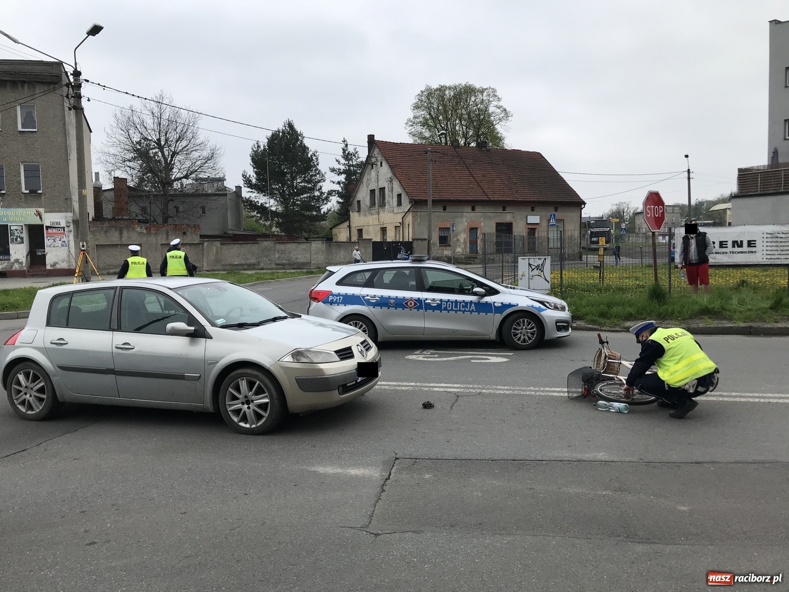 Zdjęcie w galerii na portalu naszraciborz.pl: Wypadek na Rudzkiej. 62-letnia rowerzystka w szpitalu wiadomości z regionu