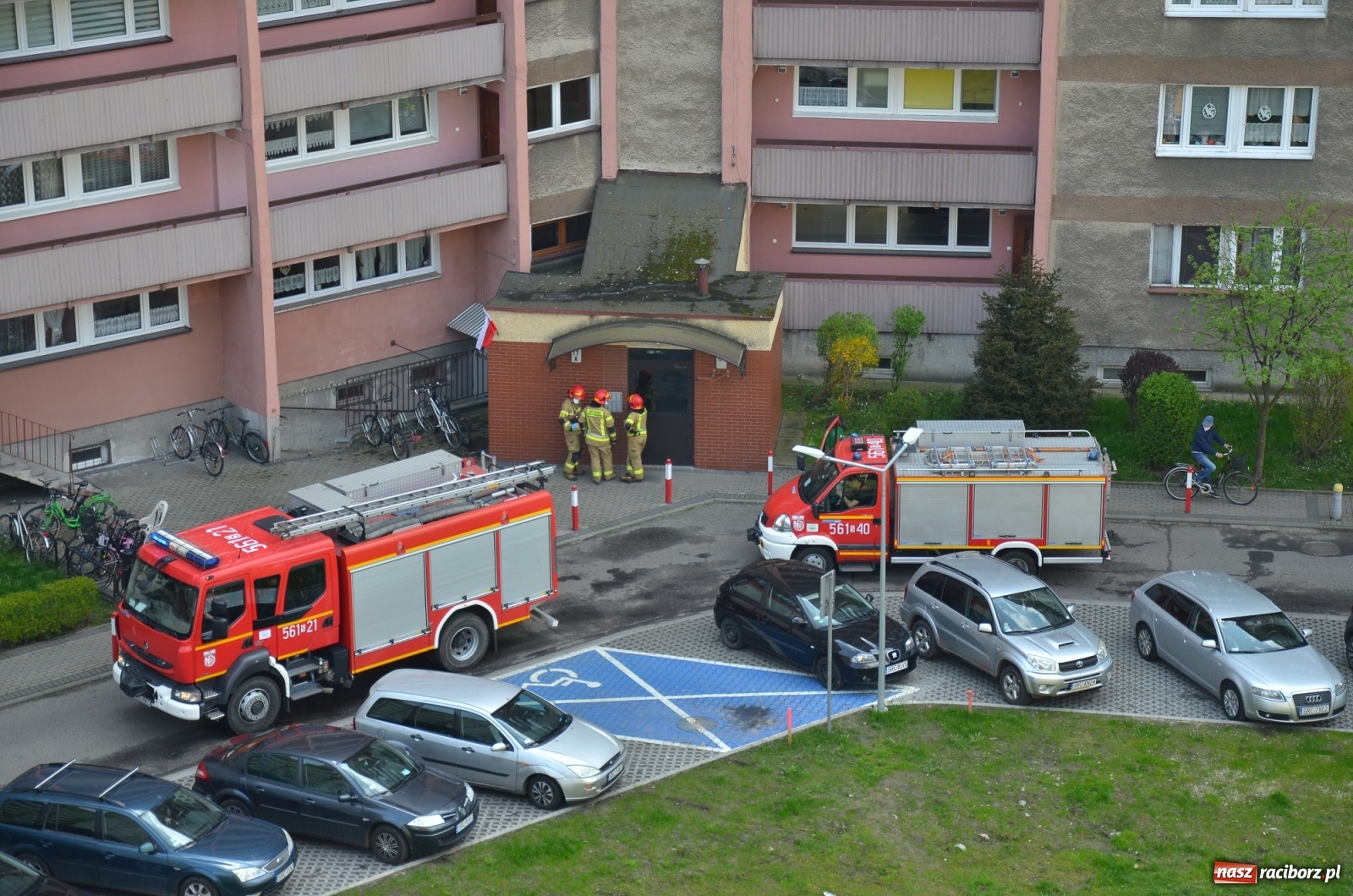 Zdjęcie w galerii na portalu naszraciborz.pl: 998. VW passat uderzył w budynek na Waryńskiego wiadomości z regionu