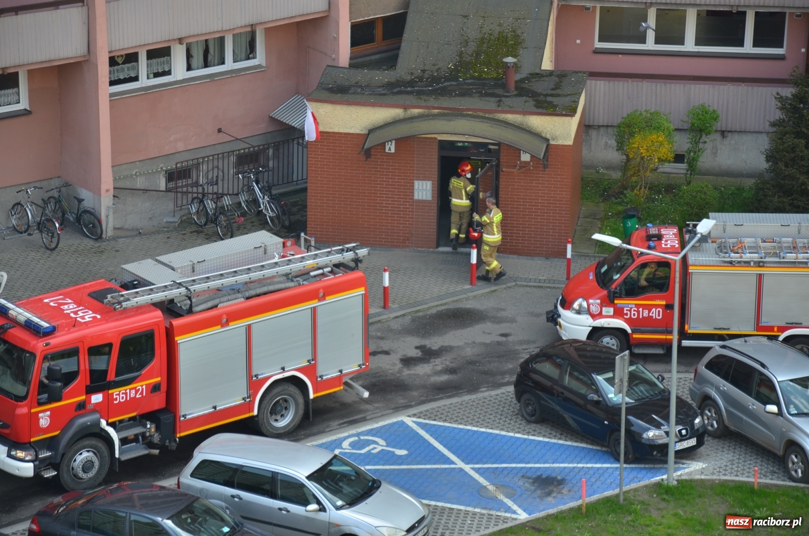 Zdjęcie w galerii na portalu naszraciborz.pl: 998. VW passat uderzył w budynek na Waryńskiego wiadomości z regionu