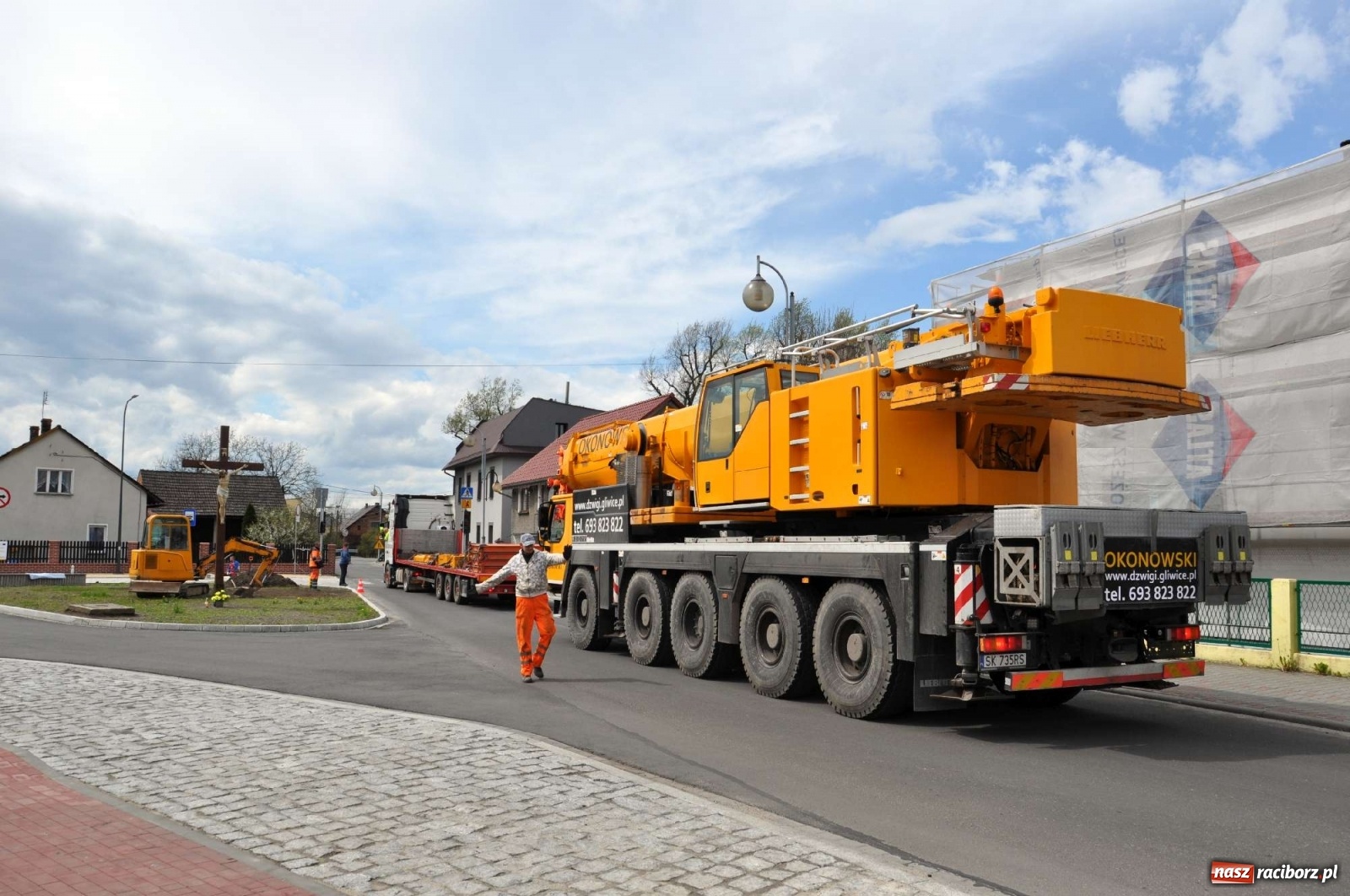 Zdjęcie w galerii na portalu naszraciborz.pl: W Kuźni Raciborskiej stanął głaz narzutowy z epoki lodowcowej wiadomości z regionu