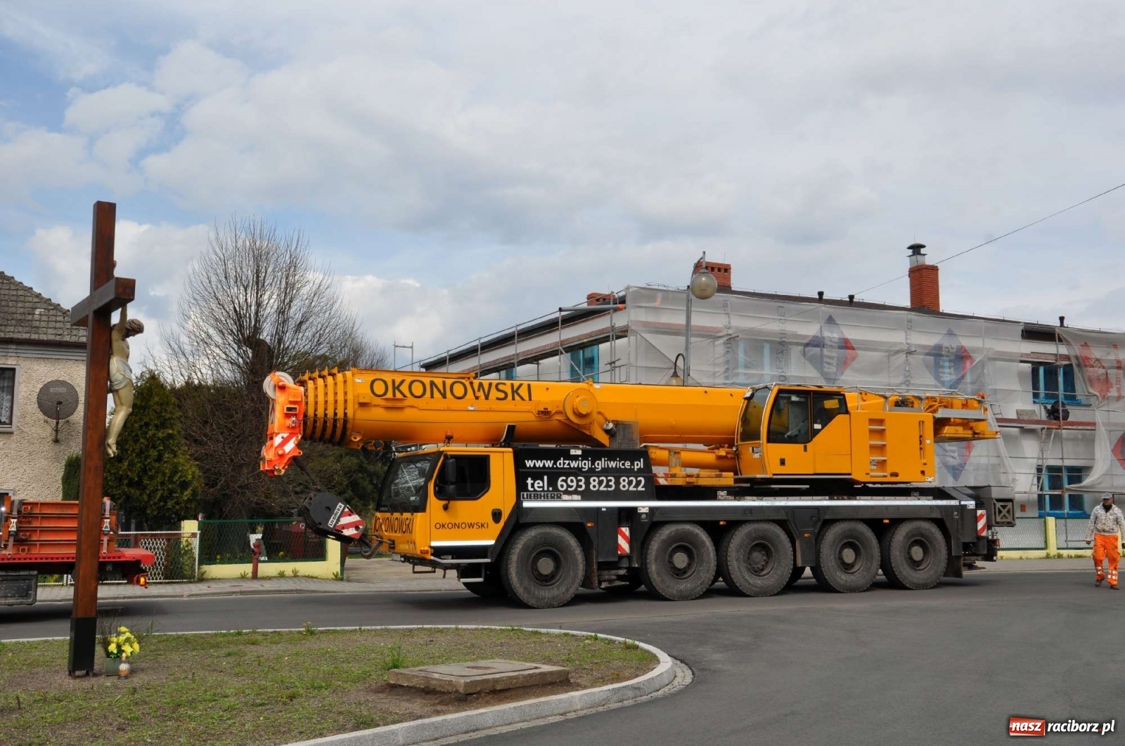 Zdjęcie w galerii na portalu naszraciborz.pl: W Kuźni Raciborskiej stanął głaz narzutowy z epoki lodowcowej wiadomości z regionu