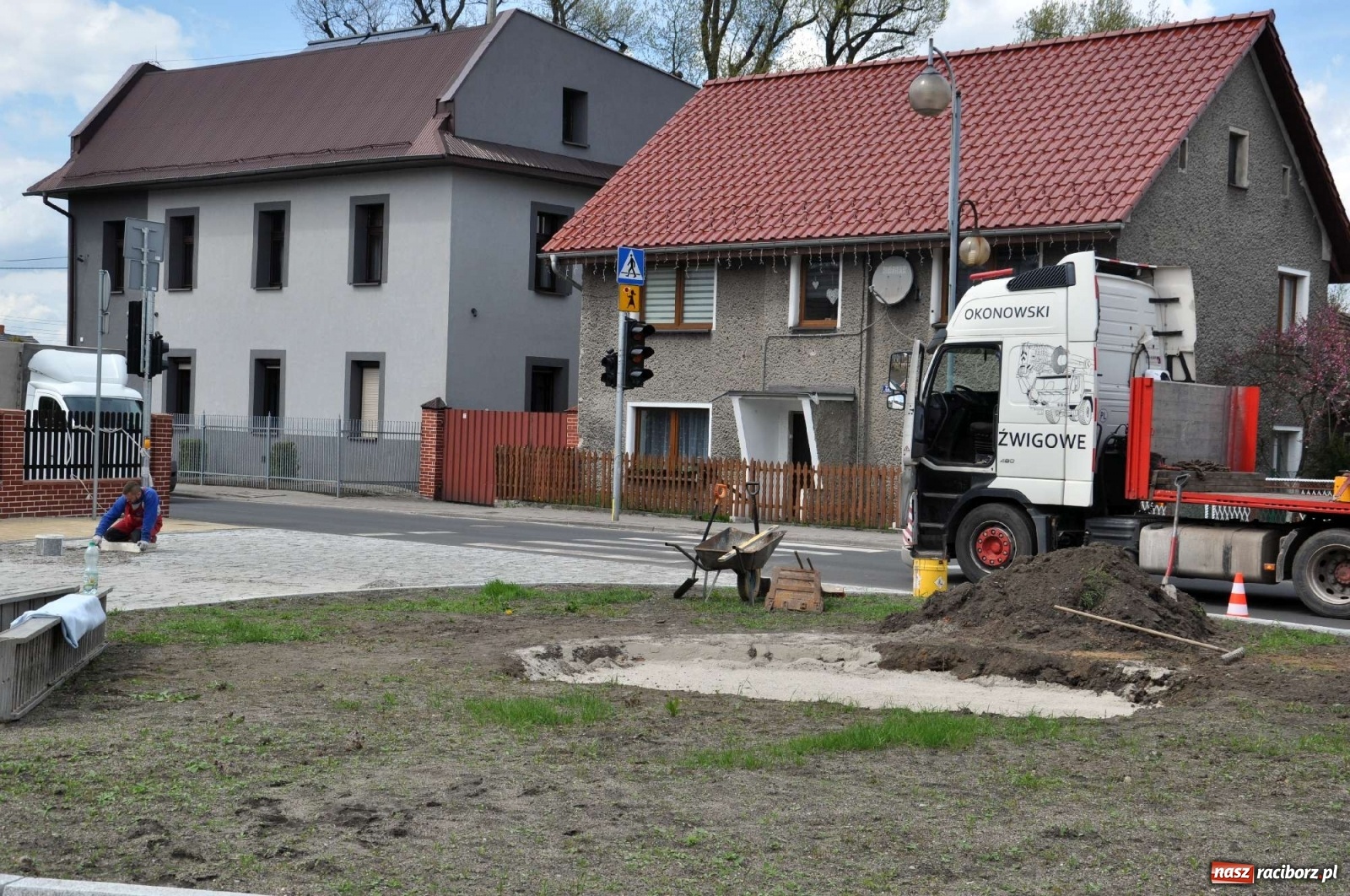 Zdjęcie w galerii na portalu naszraciborz.pl: W Kuźni Raciborskiej stanął głaz narzutowy z epoki lodowcowej wiadomości z regionu
