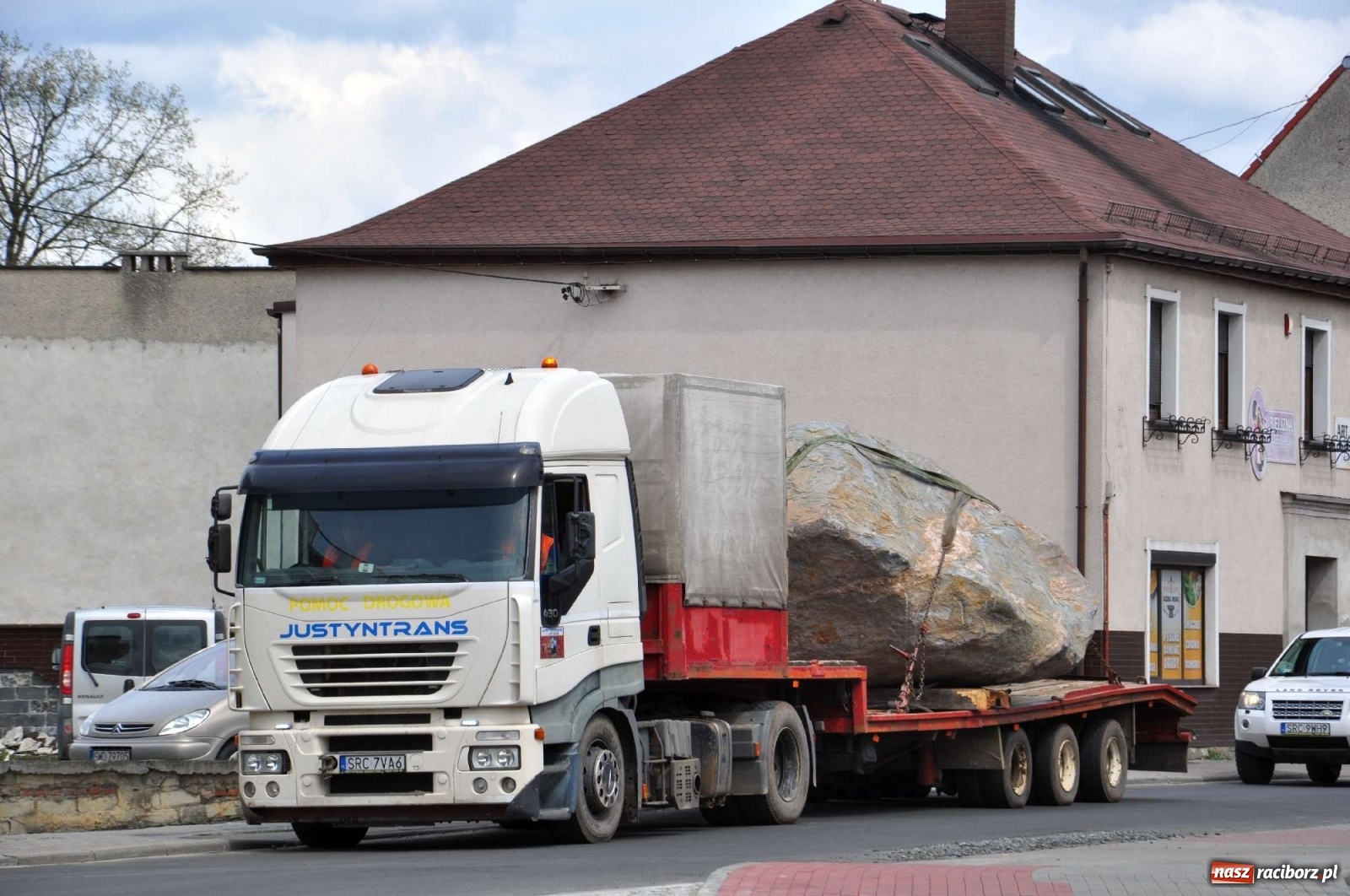 Zdjęcie w galerii na portalu naszraciborz.pl: W Kuźni Raciborskiej stanął głaz narzutowy z epoki lodowcowej wiadomości z regionu