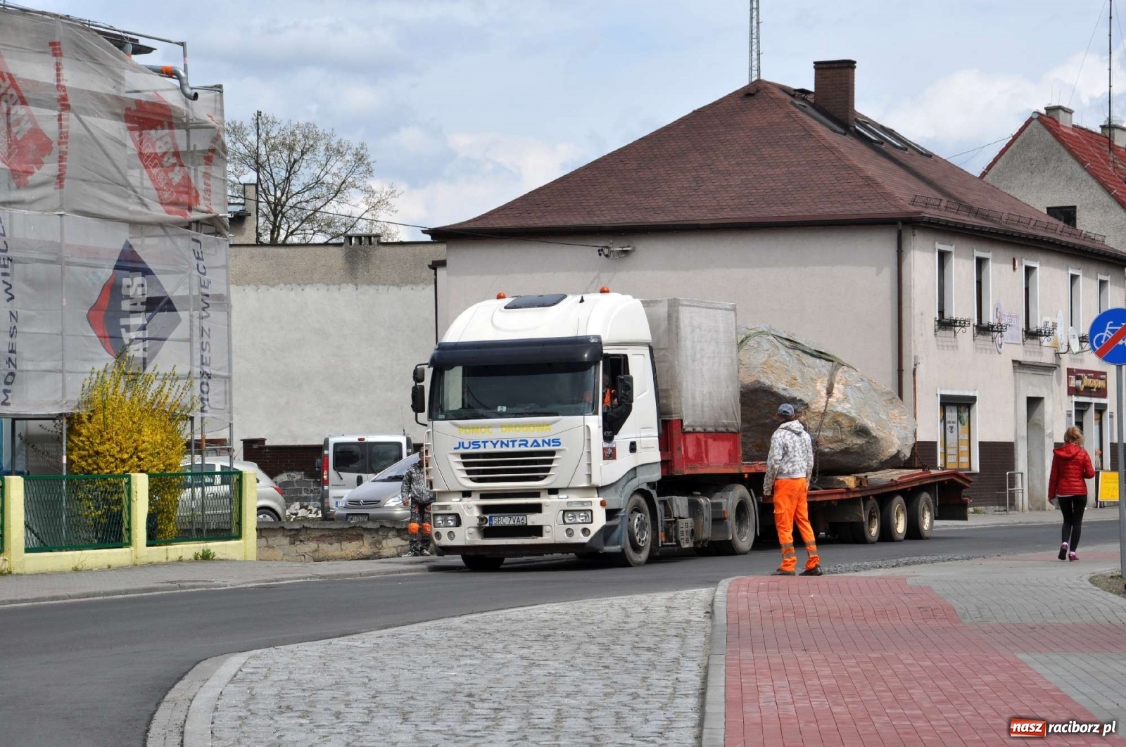 Zdjęcie w galerii na portalu naszraciborz.pl: W Kuźni Raciborskiej stanął głaz narzutowy z epoki lodowcowej wiadomości z regionu