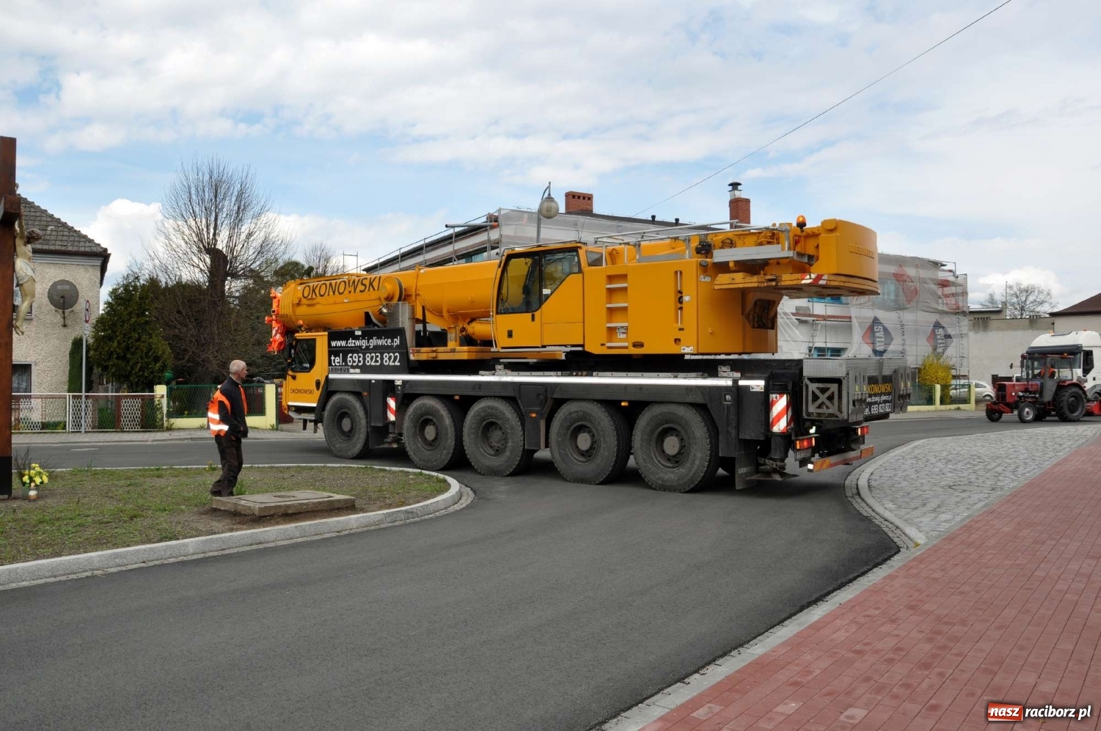 Zdjęcie w galerii na portalu naszraciborz.pl: W Kuźni Raciborskiej stanął głaz narzutowy z epoki lodowcowej wiadomości z regionu