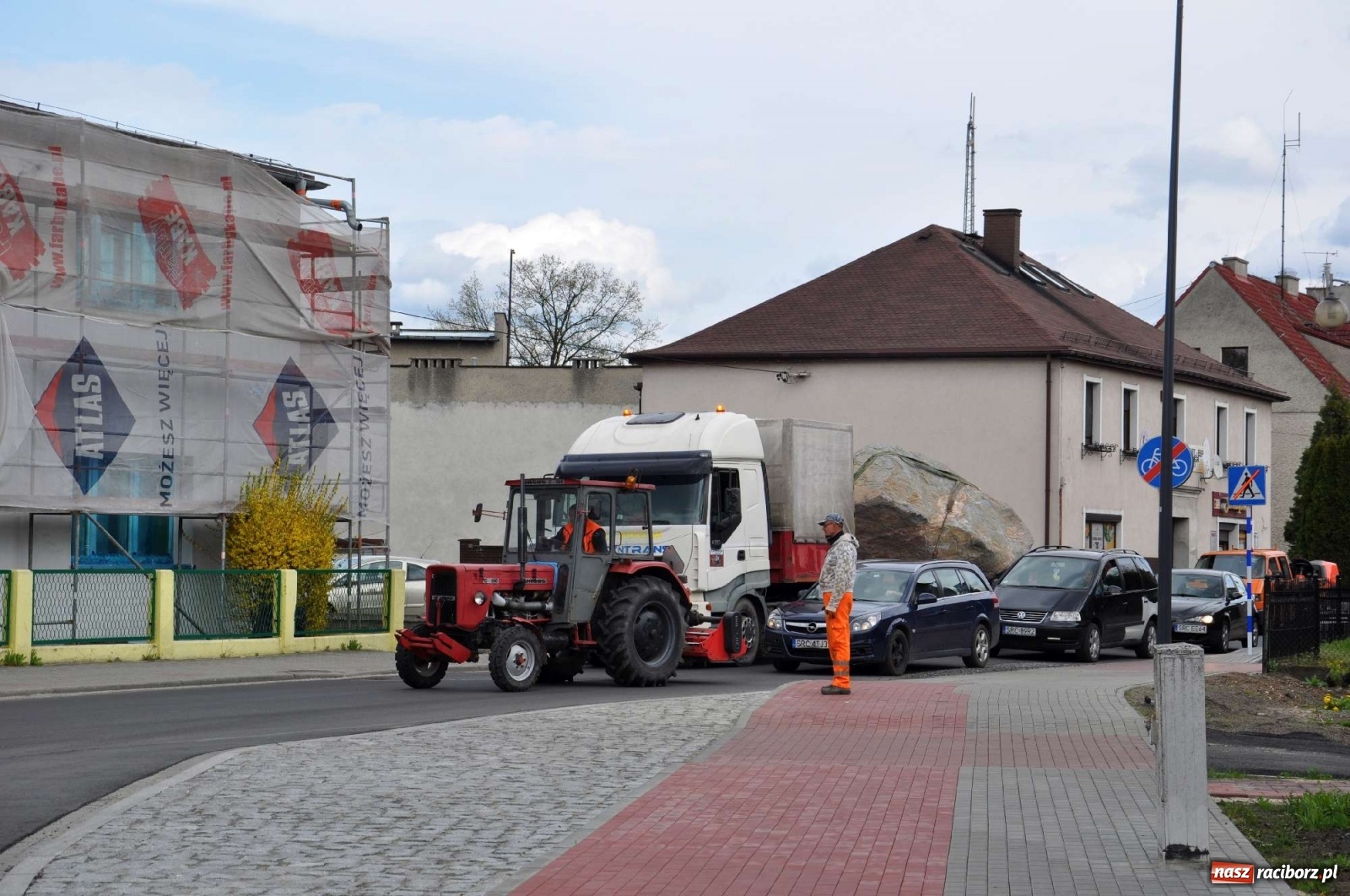 Zdjęcie w galerii na portalu naszraciborz.pl: W Kuźni Raciborskiej stanął głaz narzutowy z epoki lodowcowej wiadomości z regionu