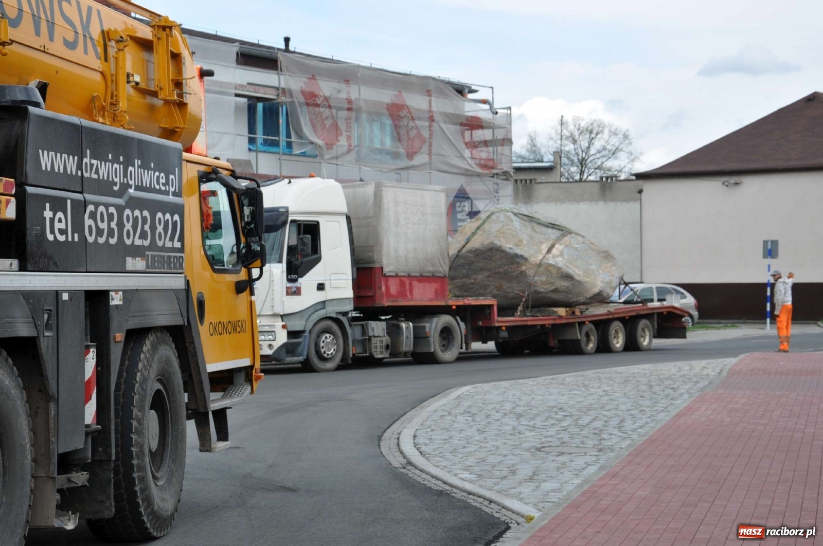 Zdjęcie w galerii na portalu naszraciborz.pl: W Kuźni Raciborskiej stanął głaz narzutowy z epoki lodowcowej wiadomości z regionu