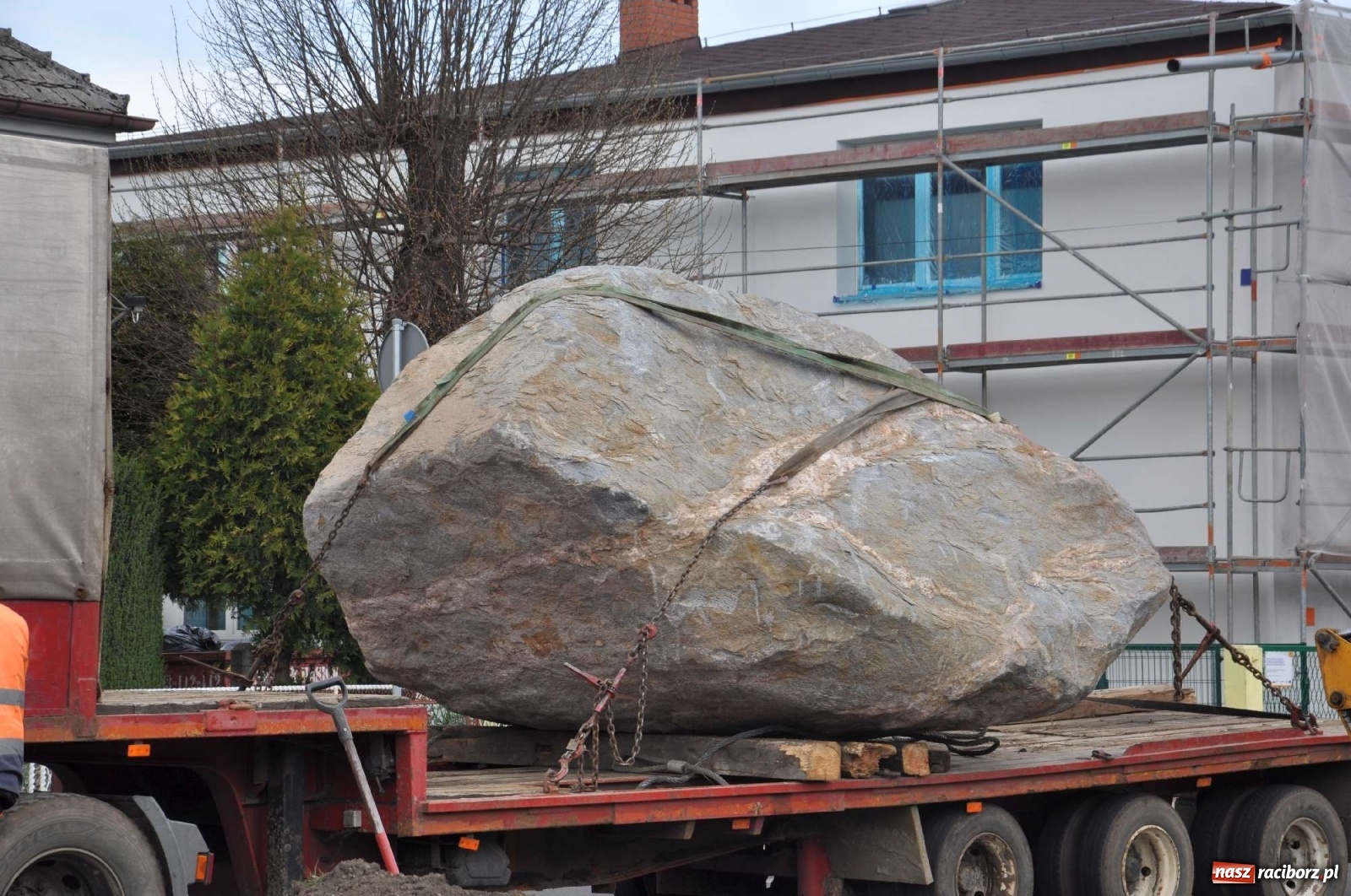Zdjęcie w galerii na portalu naszraciborz.pl: W Kuźni Raciborskiej stanął głaz narzutowy z epoki lodowcowej wiadomości z regionu