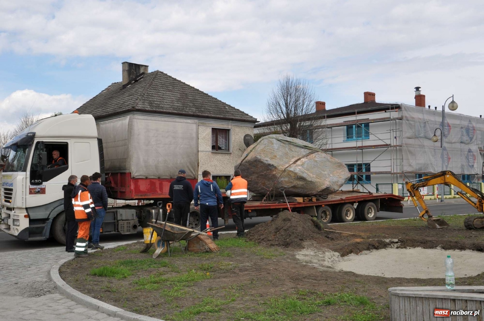 Zdjęcie w galerii na portalu naszraciborz.pl: W Kuźni Raciborskiej stanął głaz narzutowy z epoki lodowcowej wiadomości z regionu