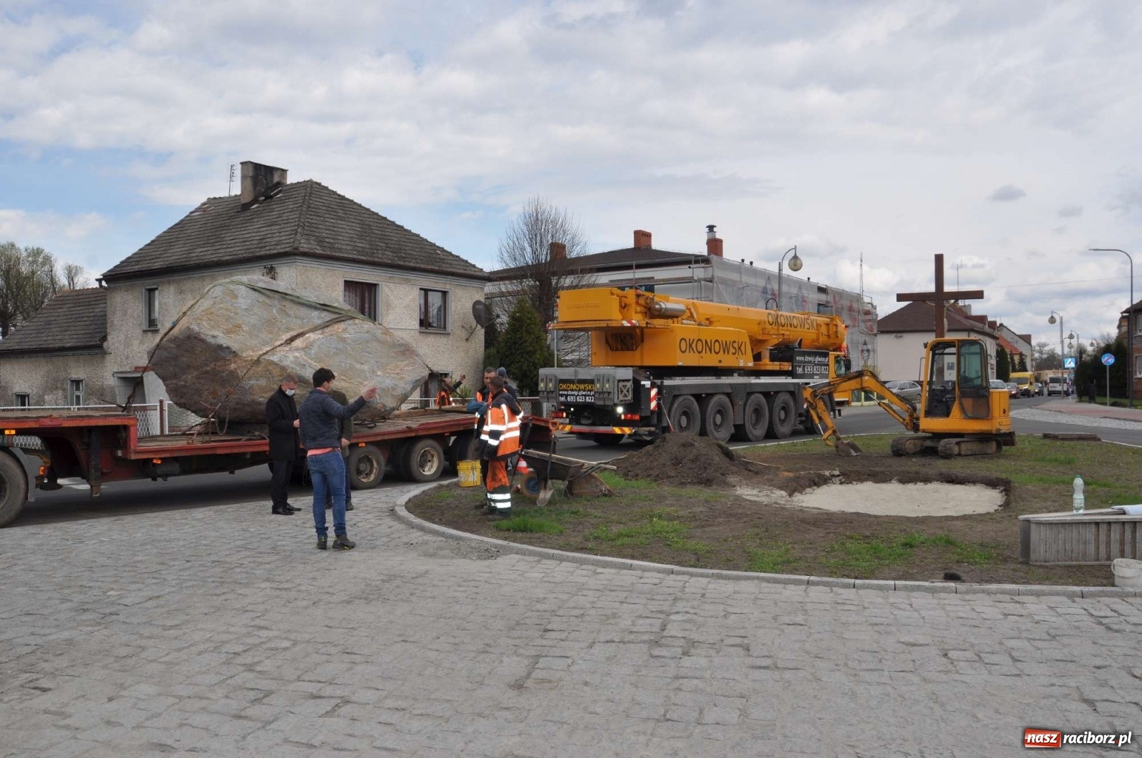 Zdjęcie w galerii na portalu naszraciborz.pl: W Kuźni Raciborskiej stanął głaz narzutowy z epoki lodowcowej wiadomości z regionu