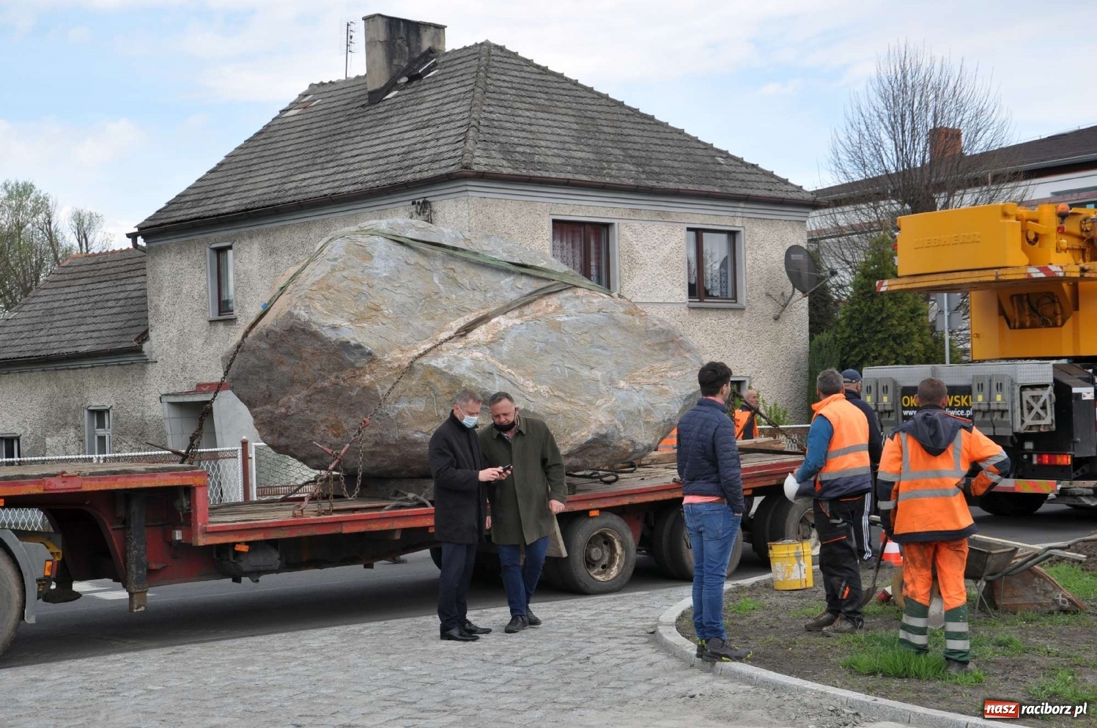 Zdjęcie w galerii na portalu naszraciborz.pl: W Kuźni Raciborskiej stanął głaz narzutowy z epoki lodowcowej wiadomości z regionu