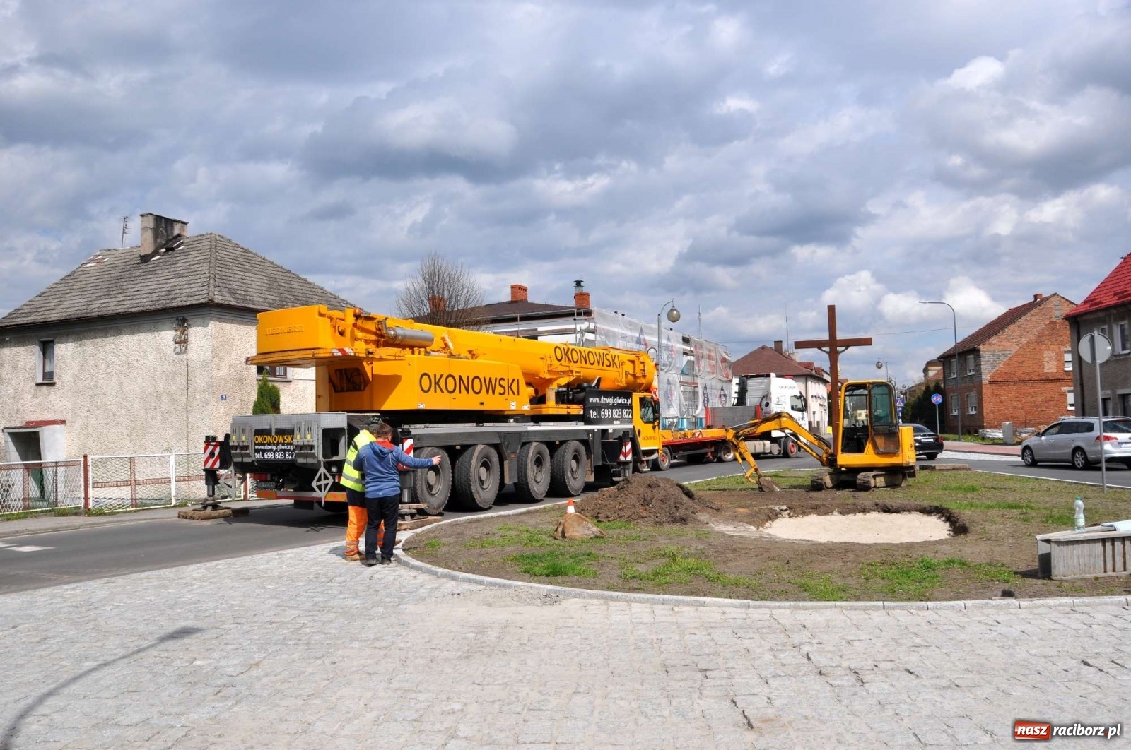 Zdjęcie w galerii na portalu naszraciborz.pl: W Kuźni Raciborskiej stanął głaz narzutowy z epoki lodowcowej wiadomości z regionu