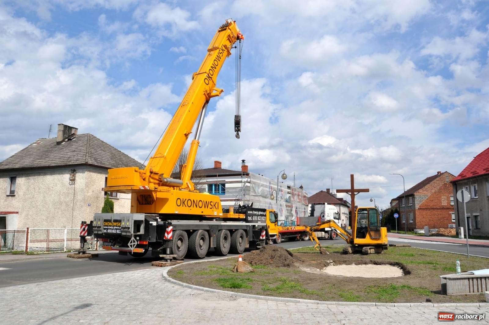 Zdjęcie w galerii na portalu naszraciborz.pl: W Kuźni Raciborskiej stanął głaz narzutowy z epoki lodowcowej wiadomości z regionu
